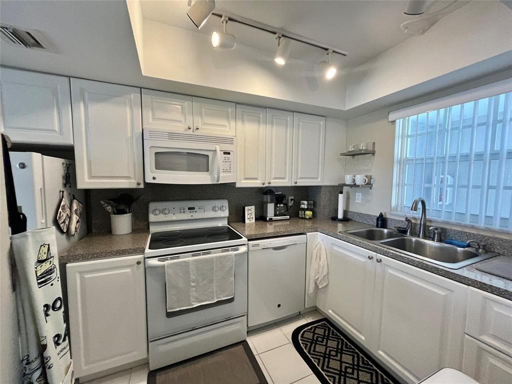 140 NE 28th Avenue 305, Pompano Beach, FL 33062 — photo 3 of 18