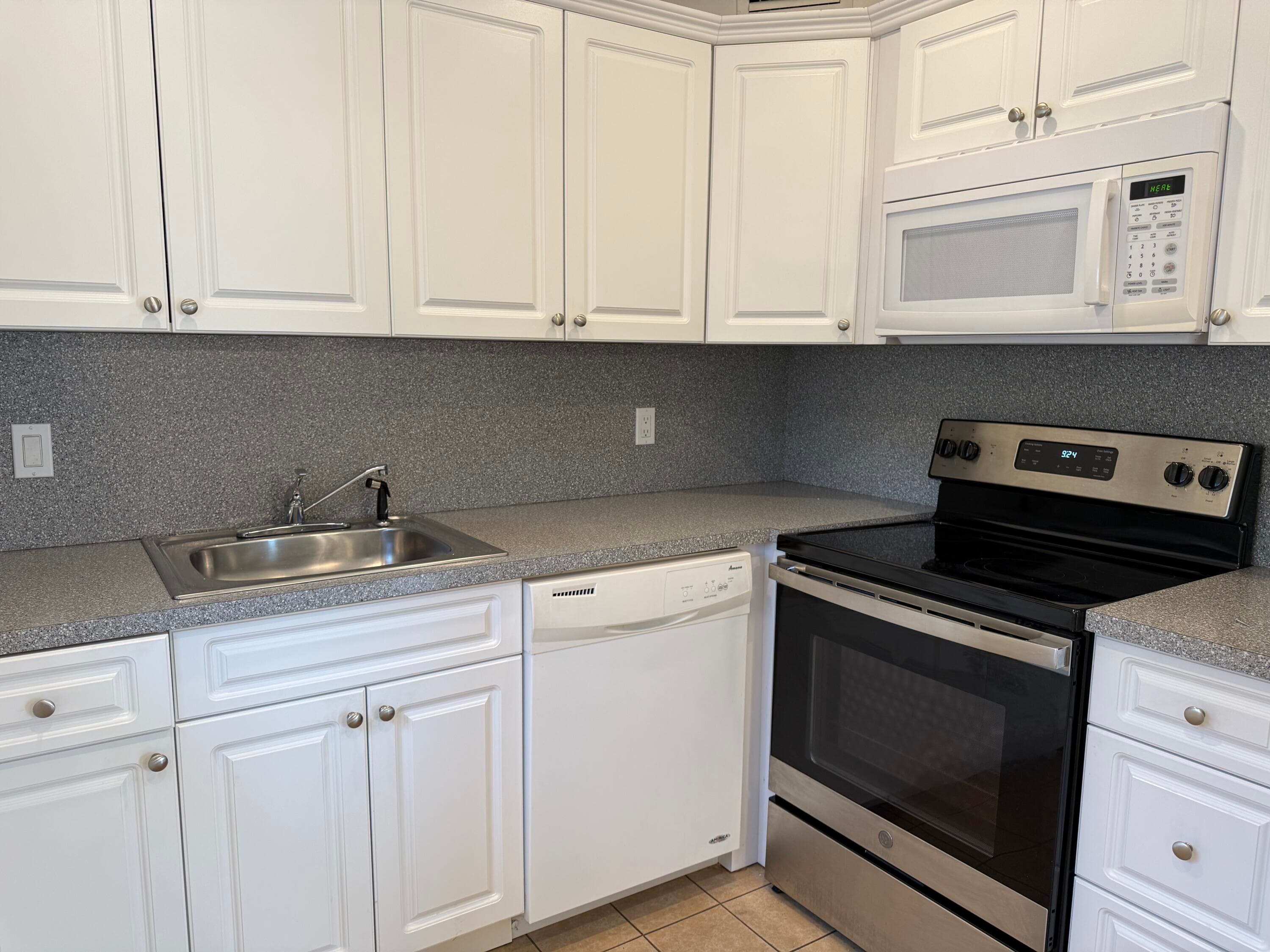 569 Monaco L, Delray Beach, FL 33446 — photo 9 of 32