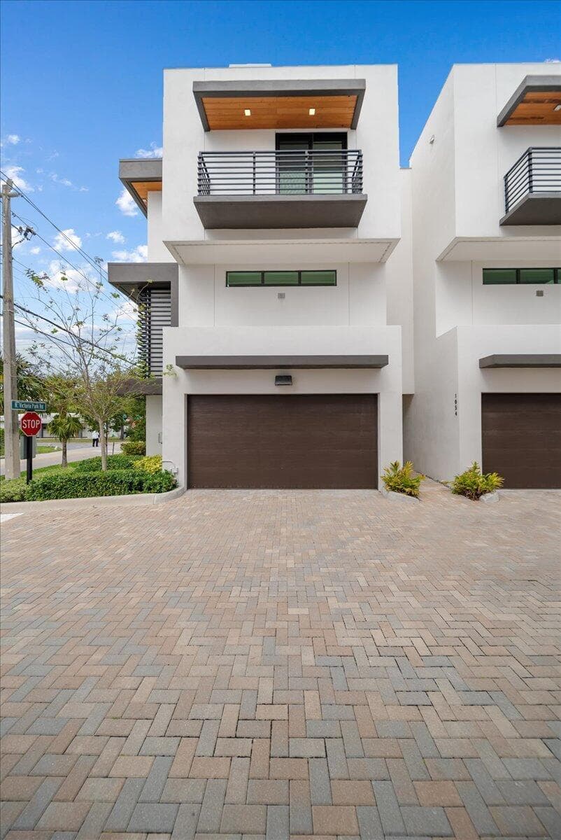 1052 N Victoria Park Road, Fort Lauderdale, FL 33304 — photo 2 of 25