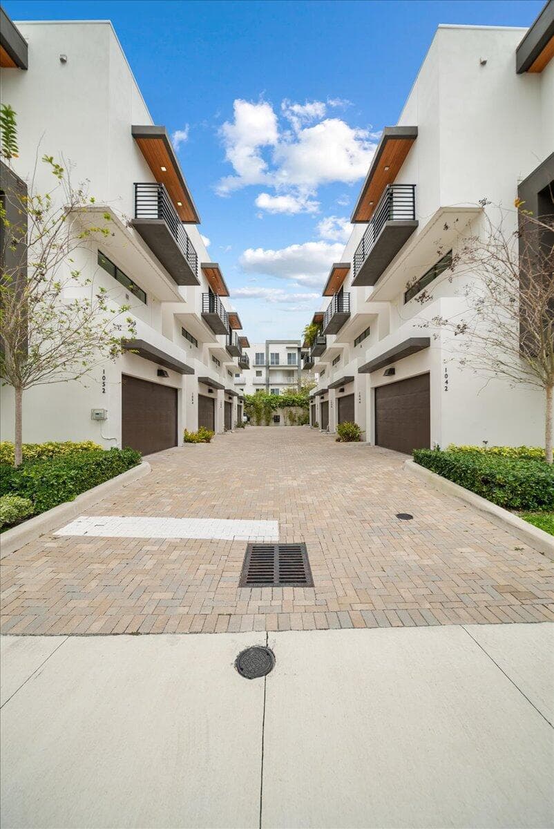 1052 N Victoria Park Road, Fort Lauderdale, FL 33304 — photo 3 of 25