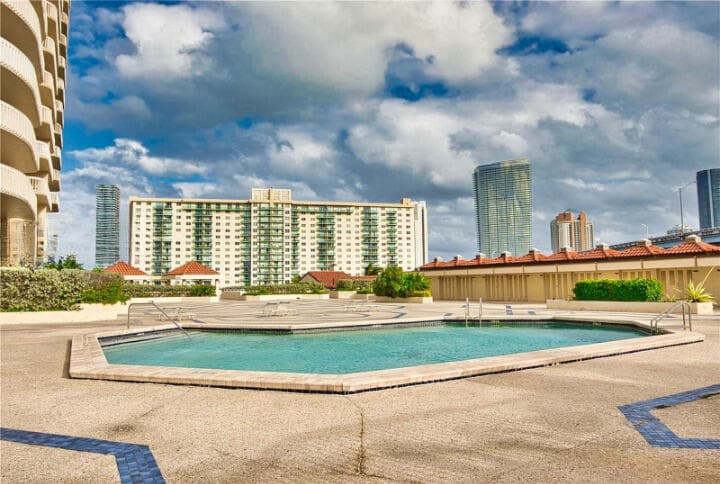 19355 Turnberry Way 3d, Miami, FL 33180 — photo 38 of 46