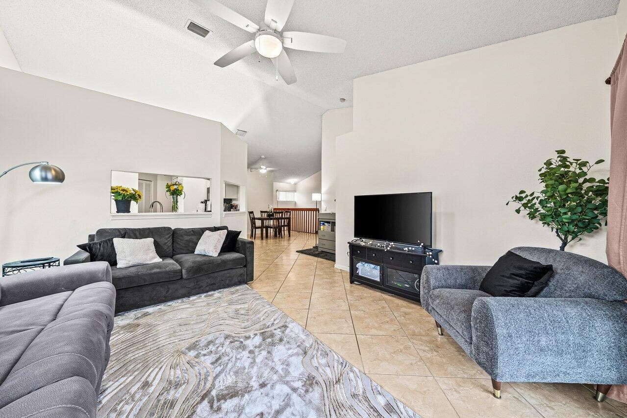 16 Via De Casas Sur 204, Boynton Beach, FL 33426 — photo 1 of 30
