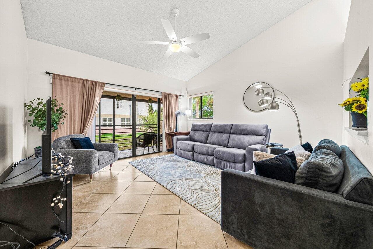 16 Via De Casas Sur 204, Boynton Beach, FL 33426 — photo 3 of 30