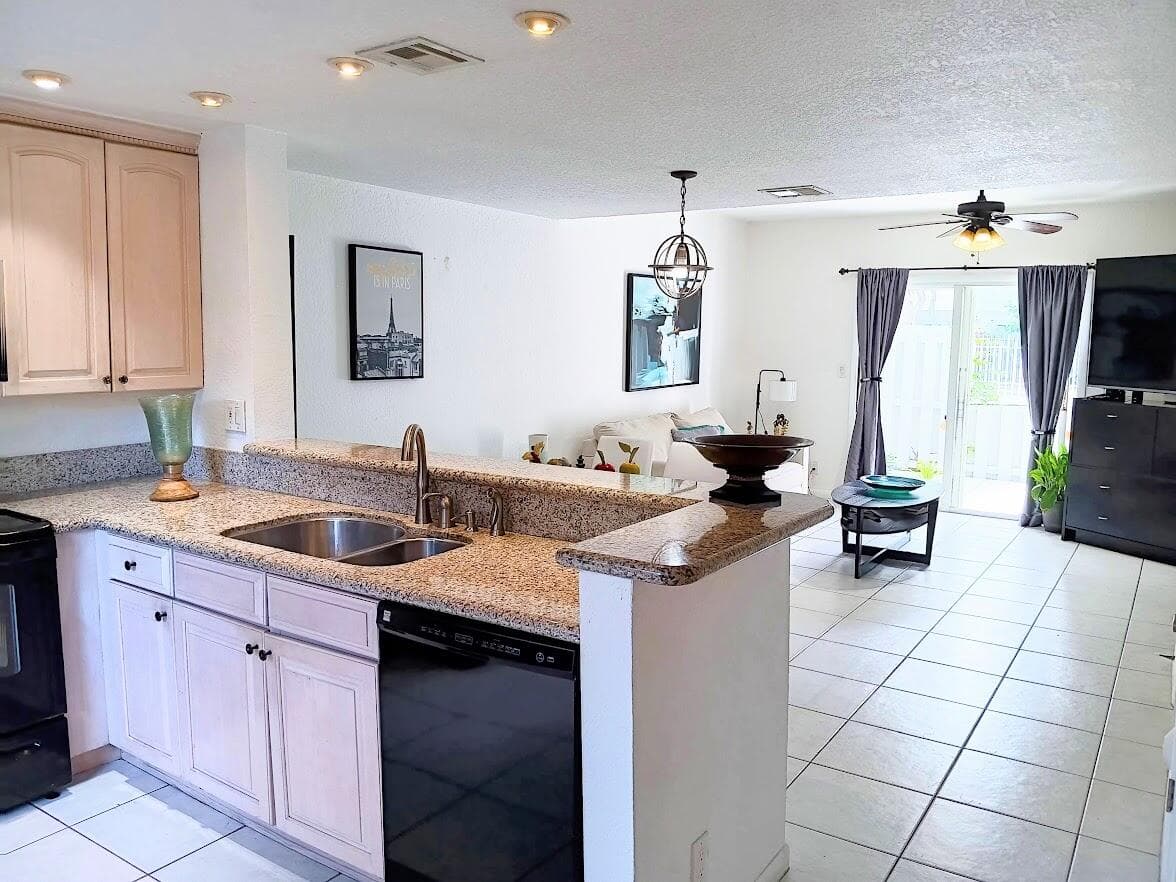1827 NE 15th Avenue NE 1827, Fort Lauderdale, FL 33305 — photo 12 of 15