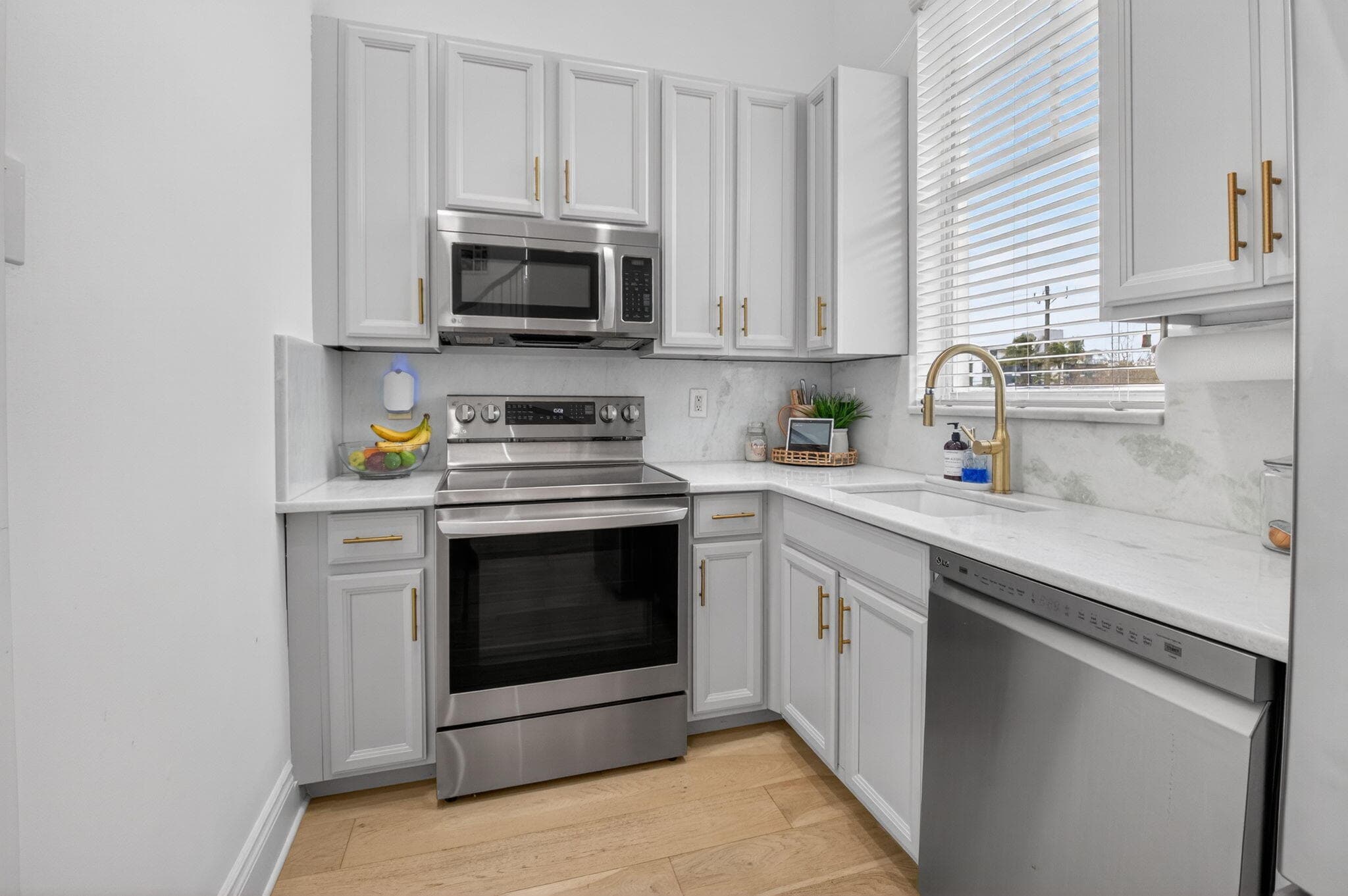 180 NE 6th Avenue A, Delray Beach, FL 33483 — photo 5 of 31