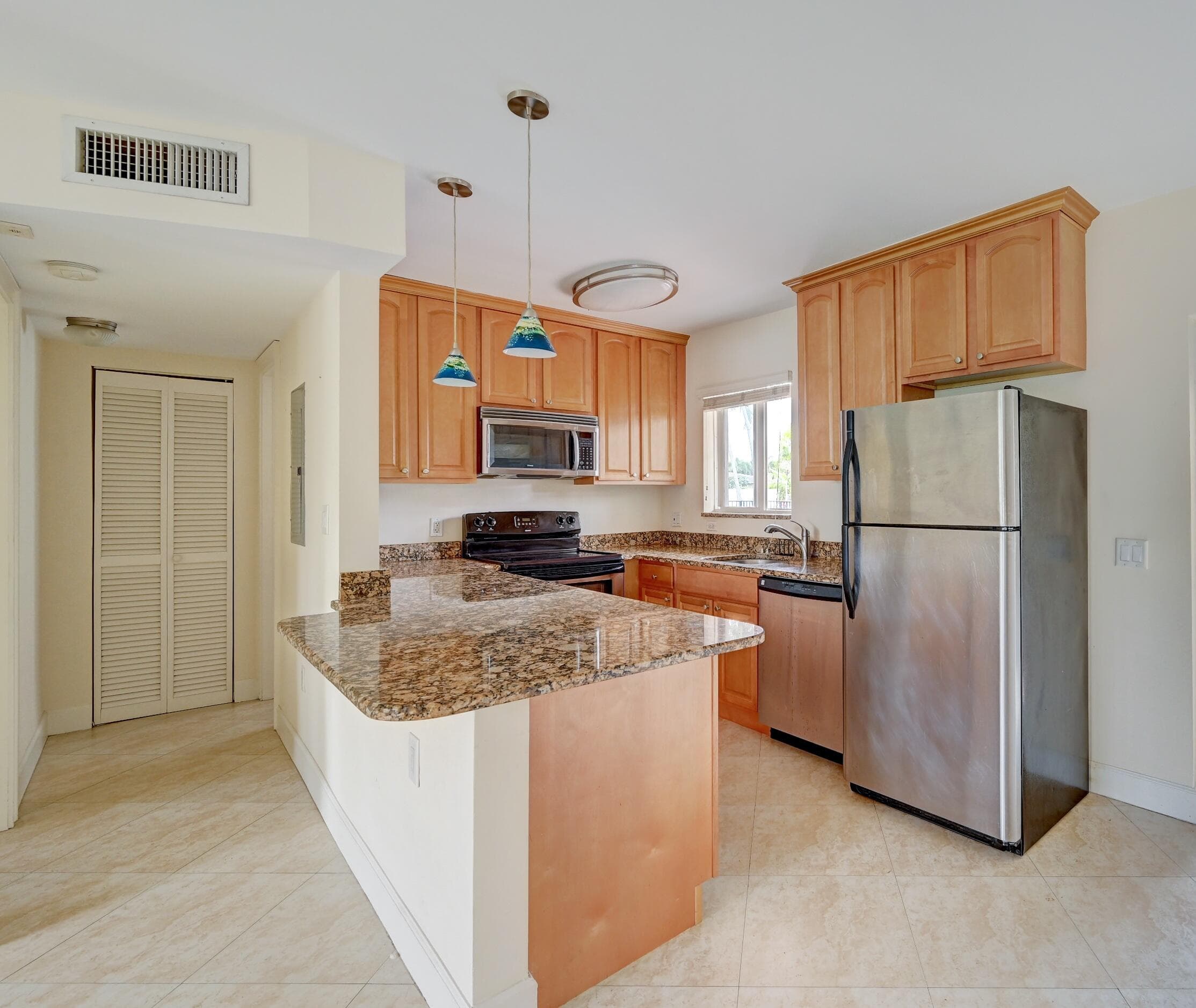 410 SW 15th Street 204, Pompano Beach, FL 33060 — photo 1 of 8