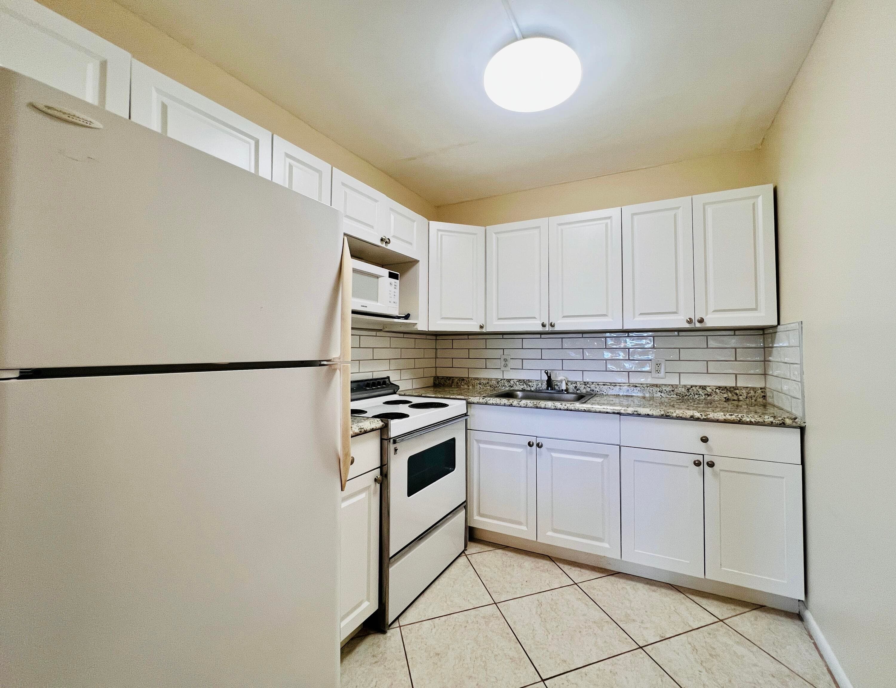 27 Sheffield B, West Palm Beach, FL 33417 — photo 2 of 18