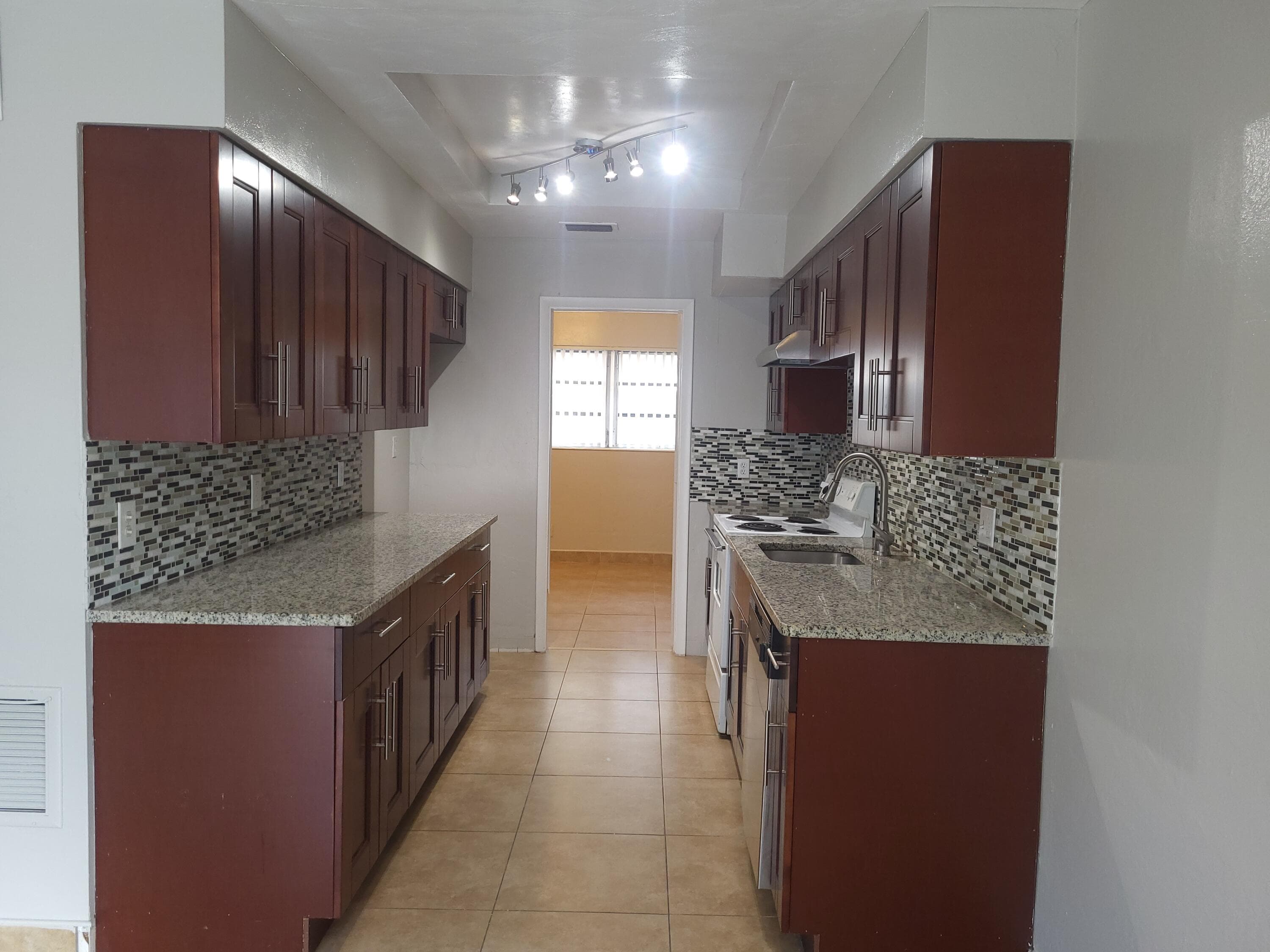 1011 NE 8th Avenue 5, Fort Lauderdale, FL 33304 — photo 2 of 12