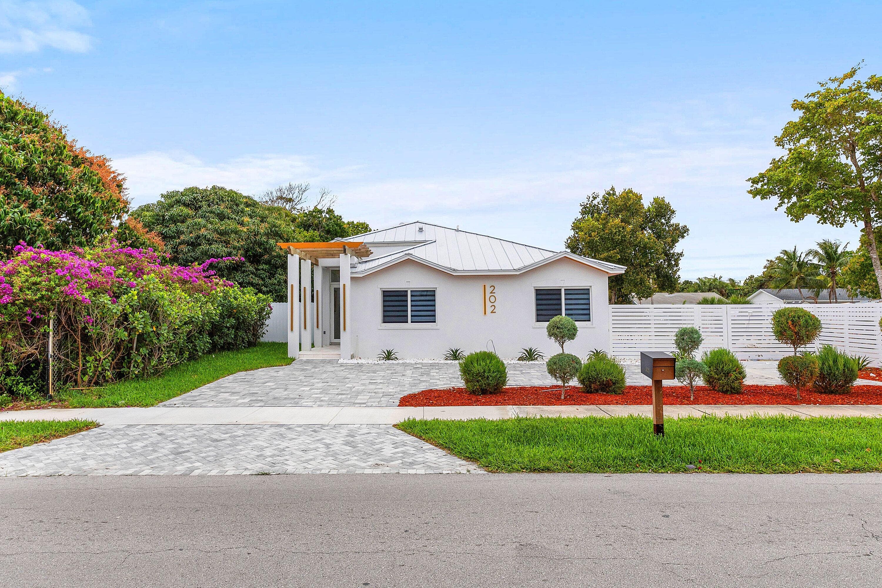 202 SE 4th Street, Delray Beach, FL 33483 — photo 2 of 21