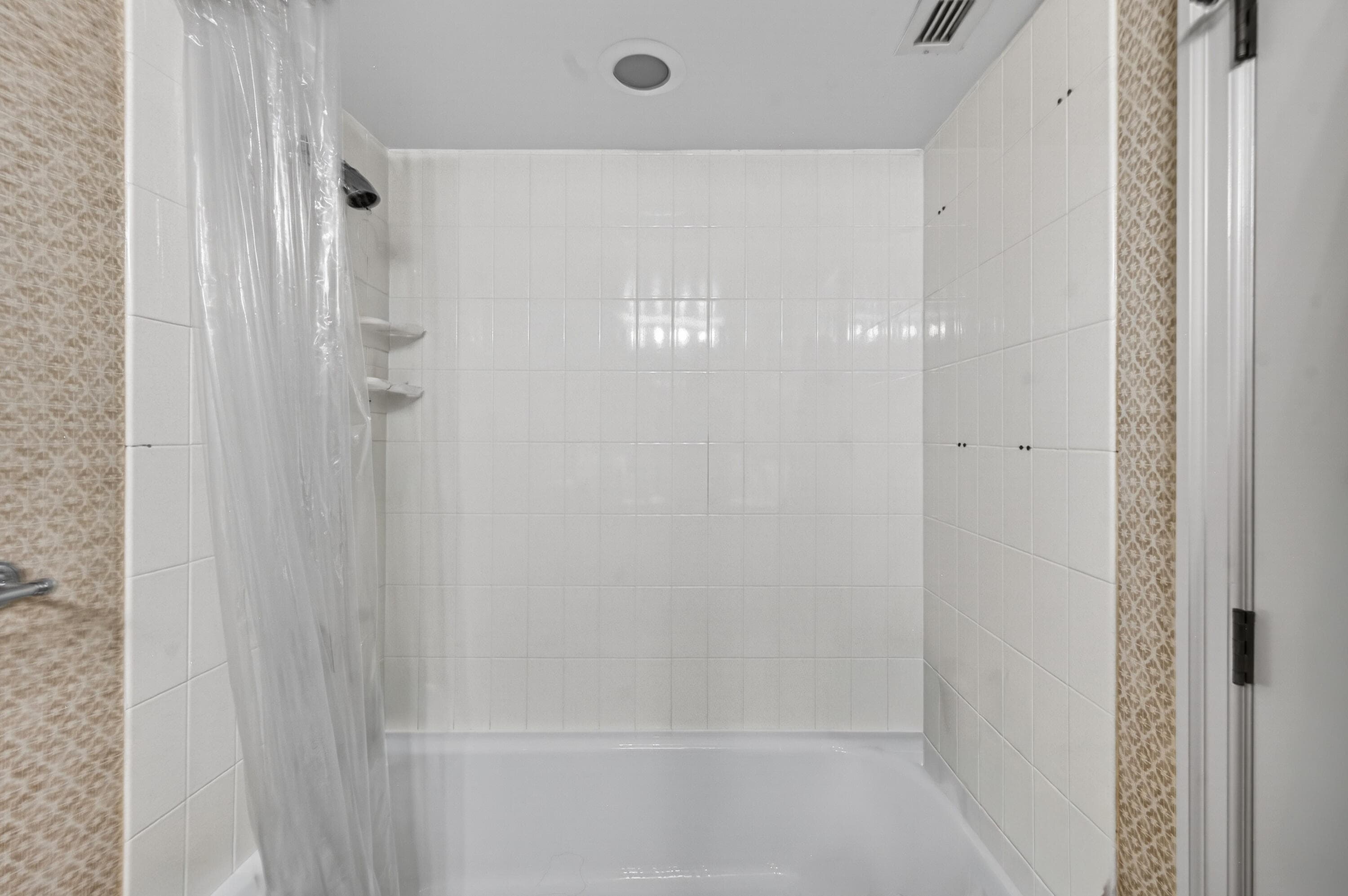 5500 Collins Avenue 302, Miami Beach, FL 33140 — photo 31 of 43