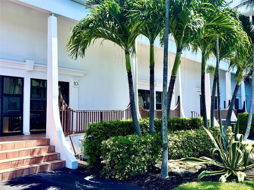 3589 S Ocean Boulevard 10, South Palm Beach, FL 33480 — photo 2 of 30