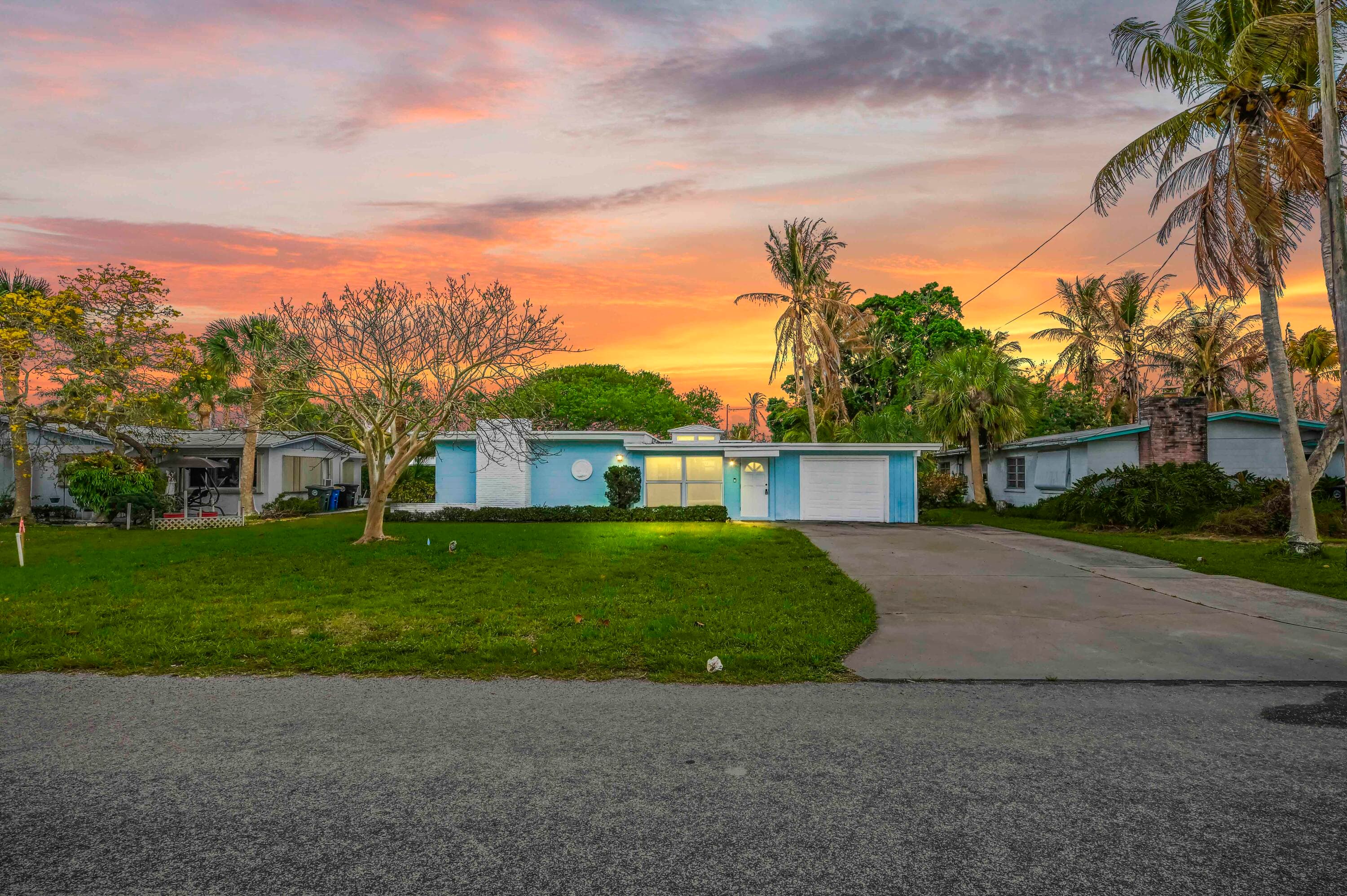 1919 Mimosa Avenue, Fort Pierce, FL 34949 — photo 1 of 33