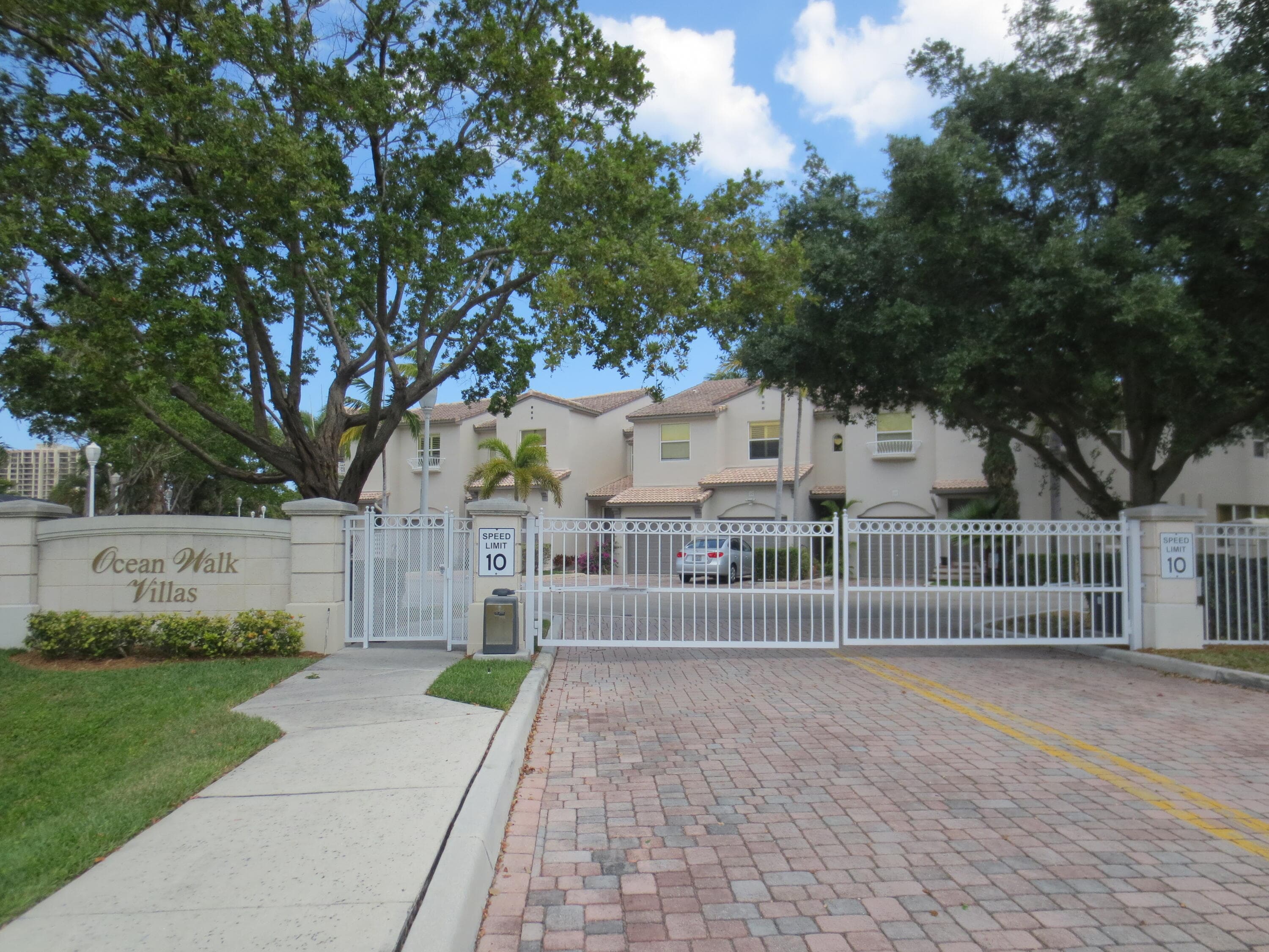 1900 Oceanwalk Lane 104, Lauderdale-By-The-Sea, FL 33062 — photo 30 of 38