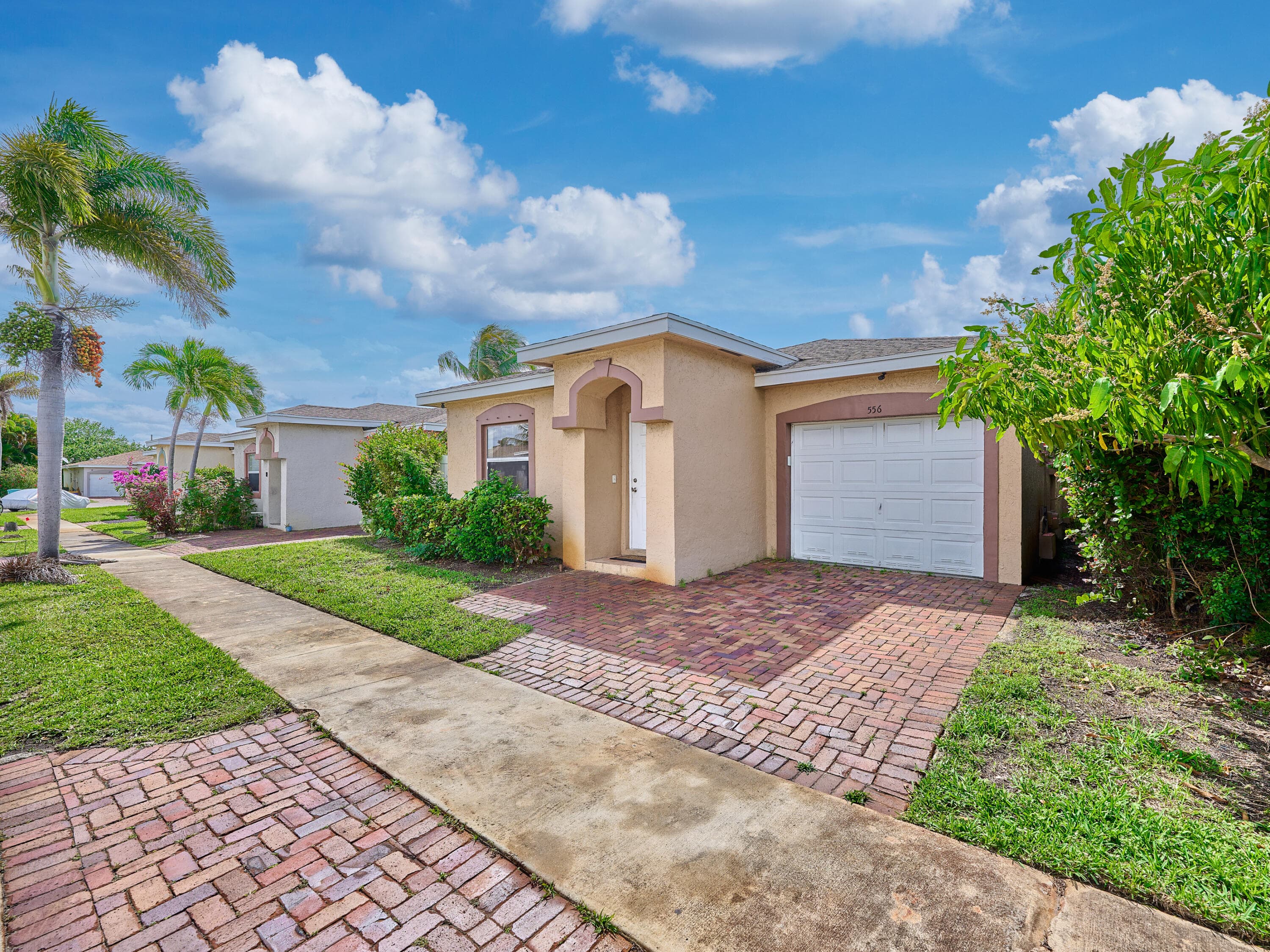 556 E Ridge Cir Circle N, Boynton Beach, FL 33435 — photo 4 of 39