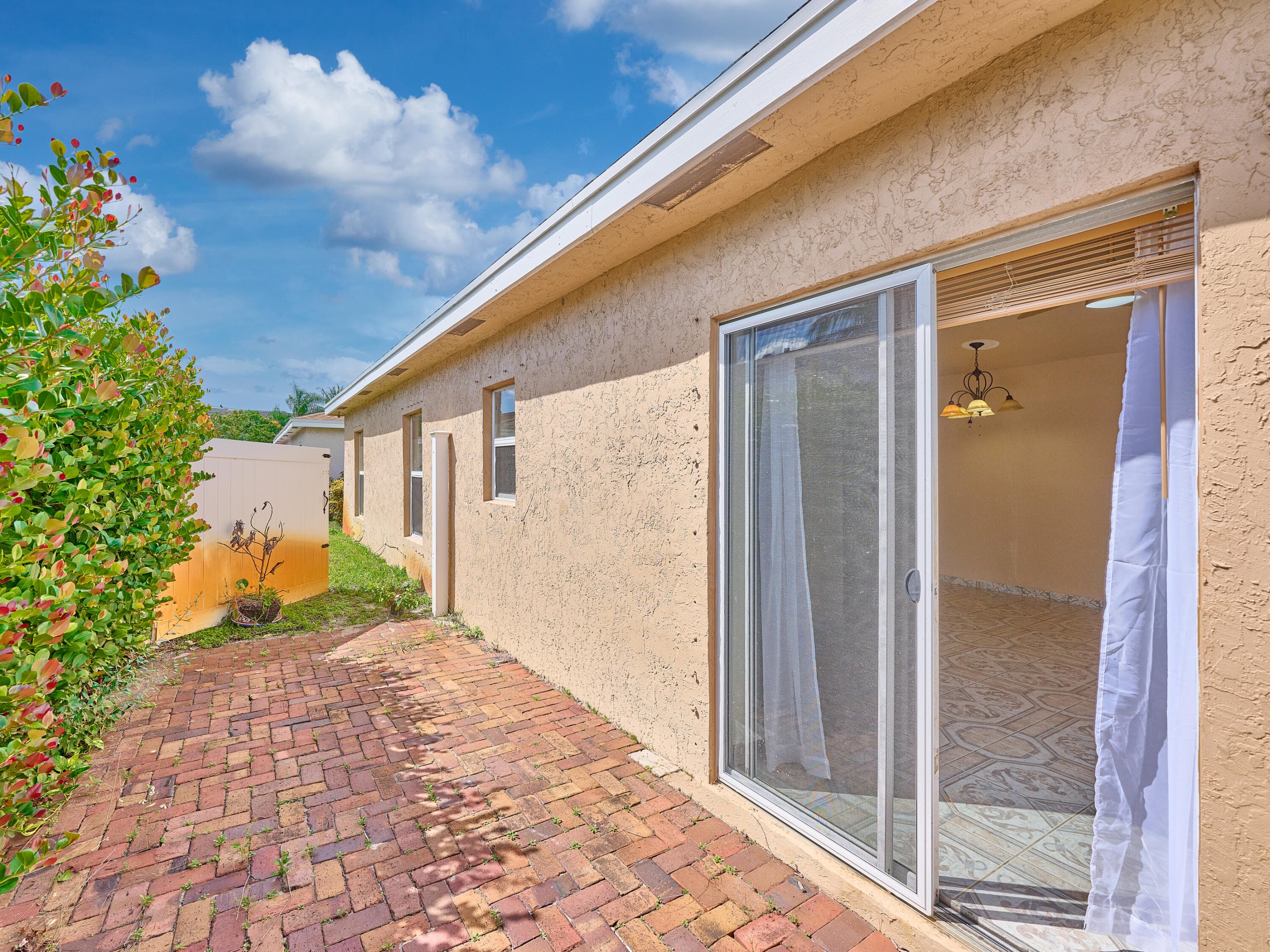 556 E Ridge Cir Circle N, Boynton Beach, FL 33435 — photo 5 of 39