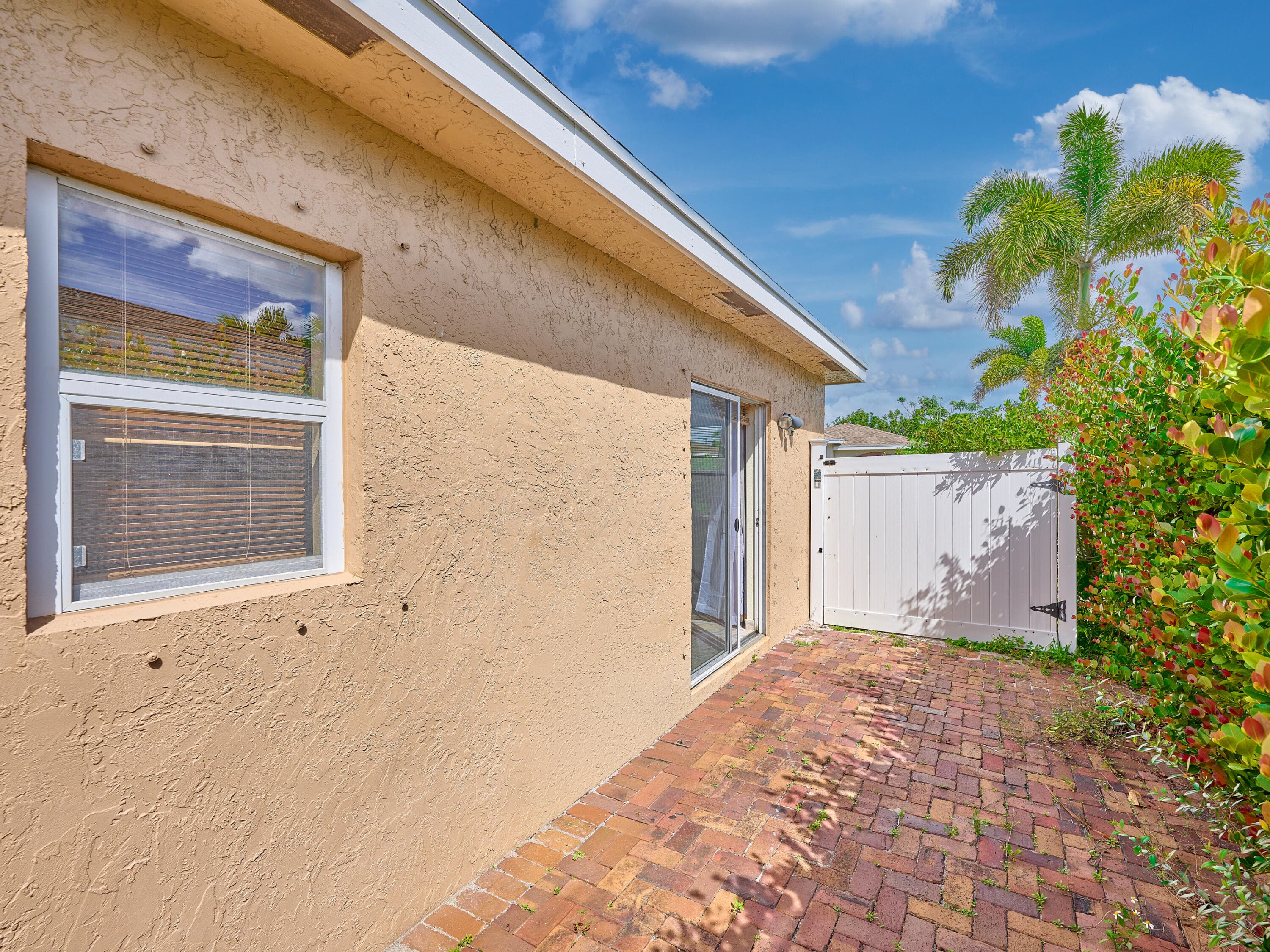 556 E Ridge Cir Circle N, Boynton Beach, FL 33435 — photo 6 of 39
