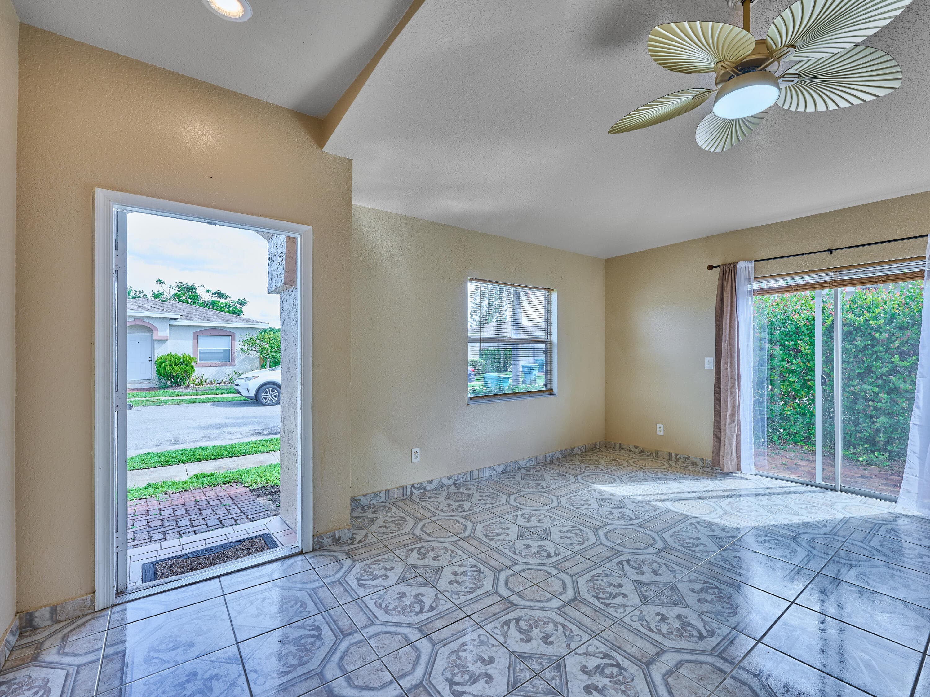 556 E Ridge Cir Circle N, Boynton Beach, FL 33435 — photo 8 of 39