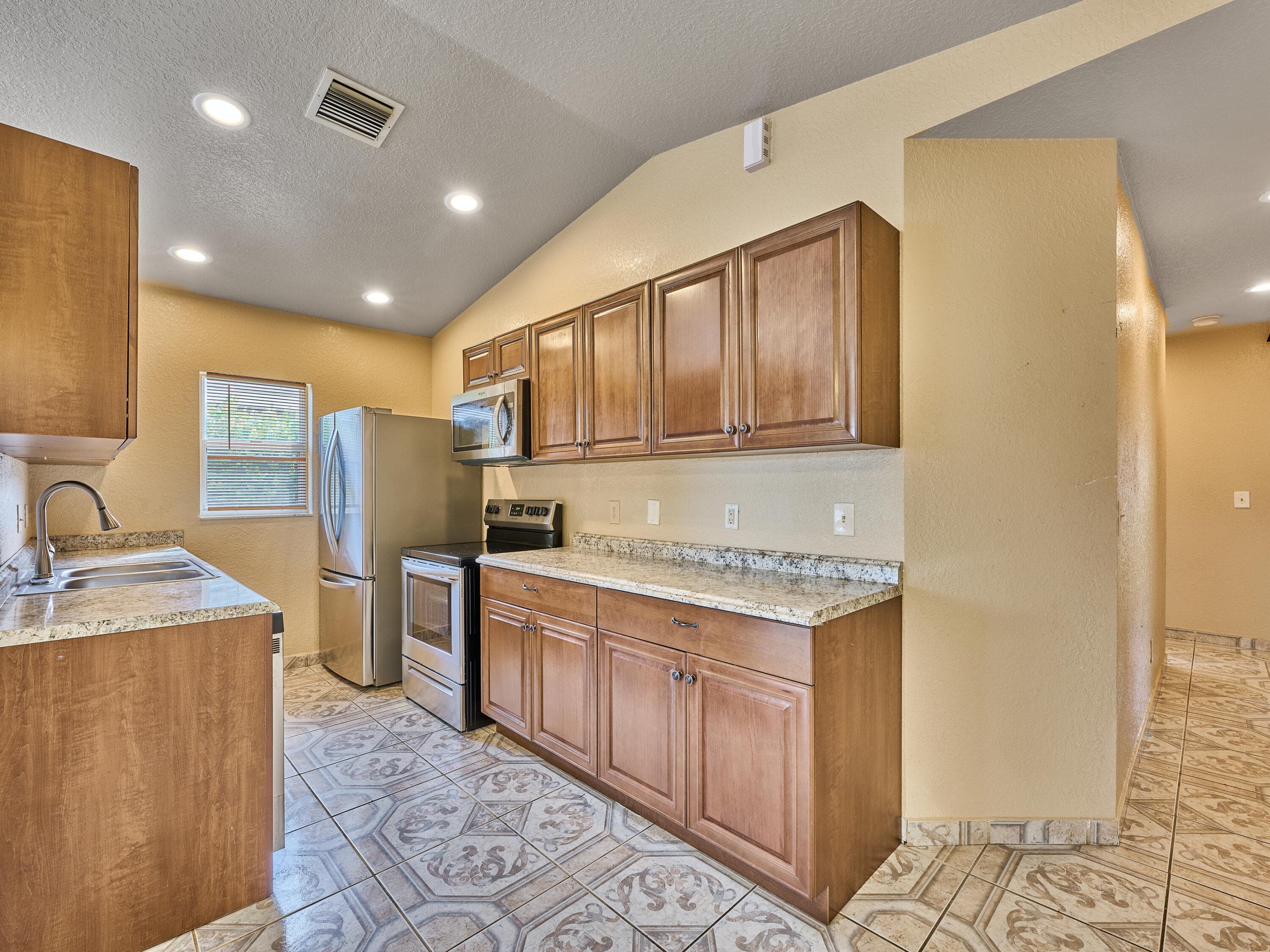 556 E Ridge Cir Circle N, Boynton Beach, FL 33435 — photo 14 of 39