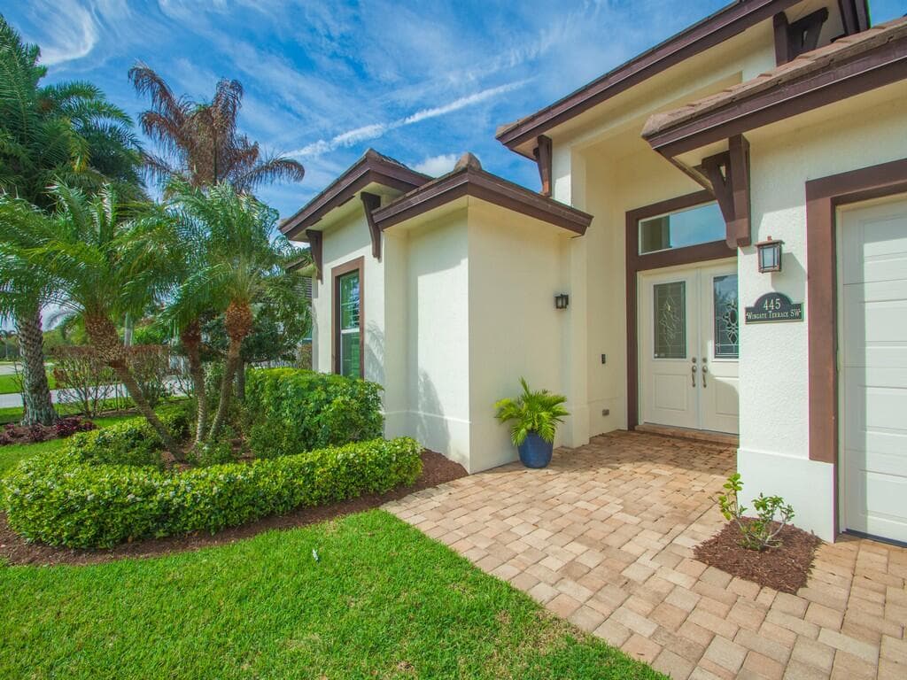 445 Wingate Terrace SW, Vero Beach, FL 32968 — photo 2 of 37