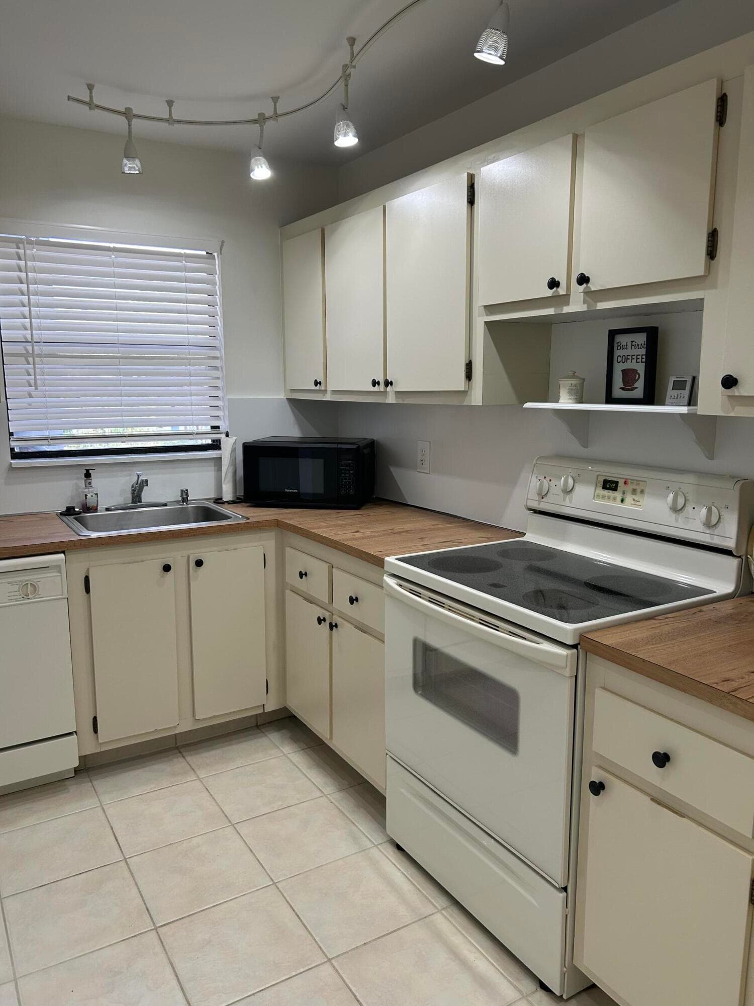 4700 Lucerne Lakes Boulevard 308, Lake Worth, FL 33467 — photo 5 of 16
