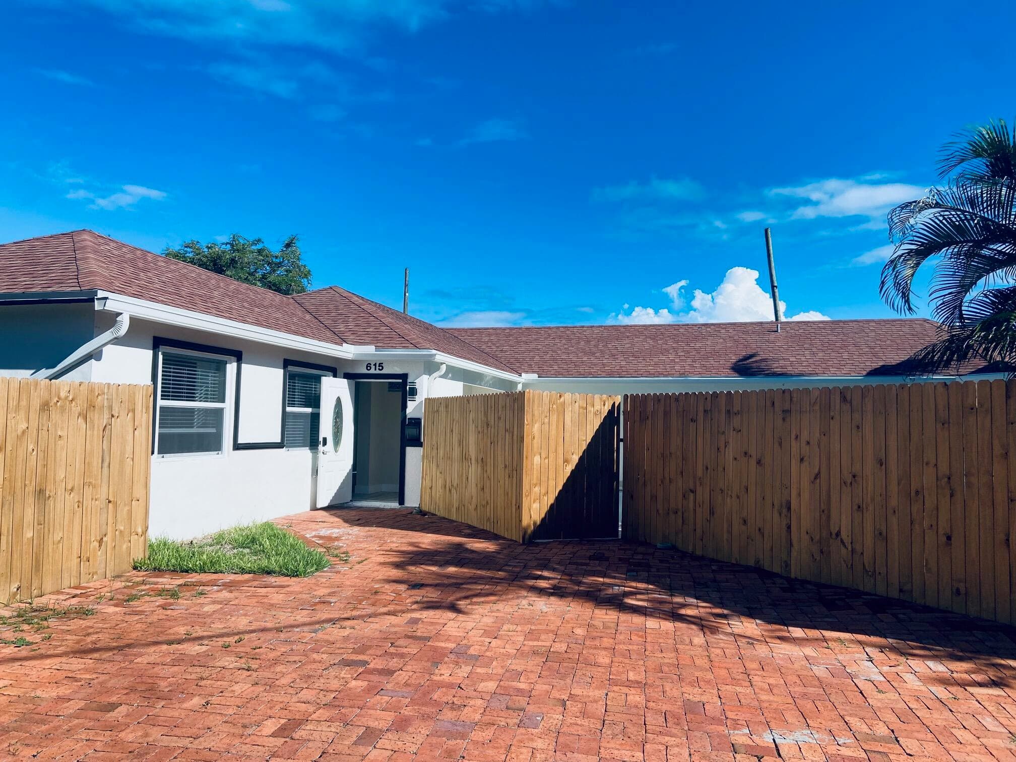 615 NE 2nd Avenue, Delray Beach, FL 33444 — photo 1 of 35