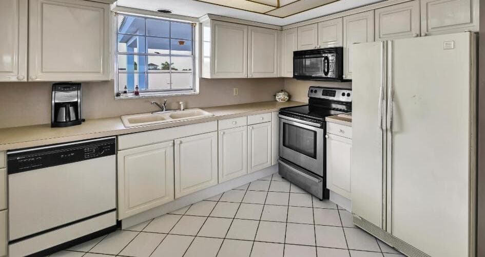 907 Marina Drive 401, North Palm Beach, FL 33408 — photo 3 of 22