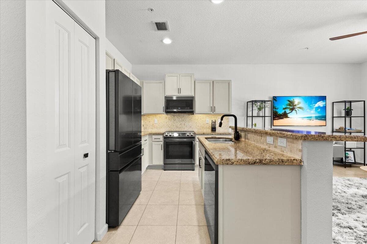 704 SW 2nd Avenue, Pompano Beach, FL 33060 — photo 4 of 34