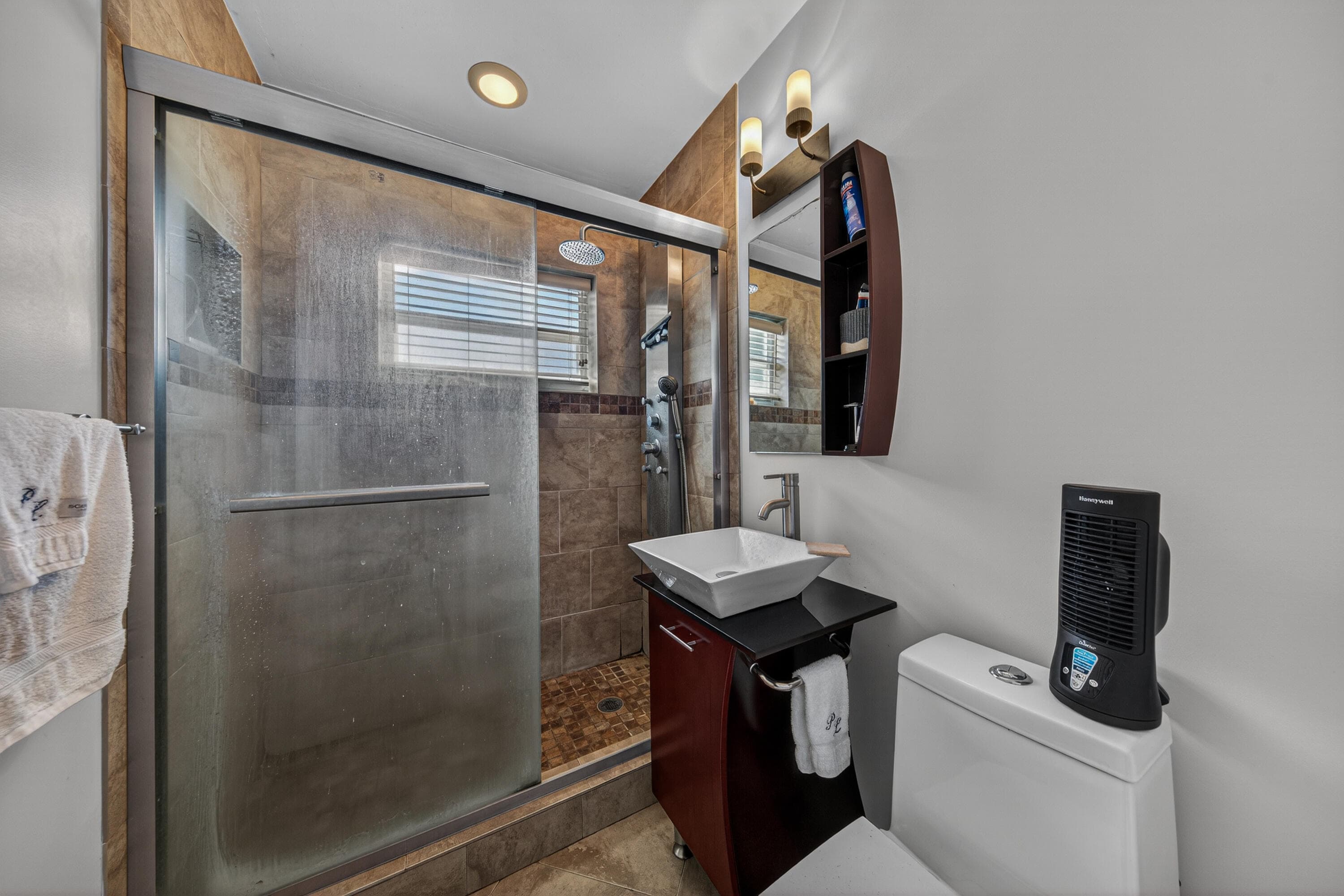 270 NE 42nd Street, Oakland Park, FL 33334 — photo 15 of 31