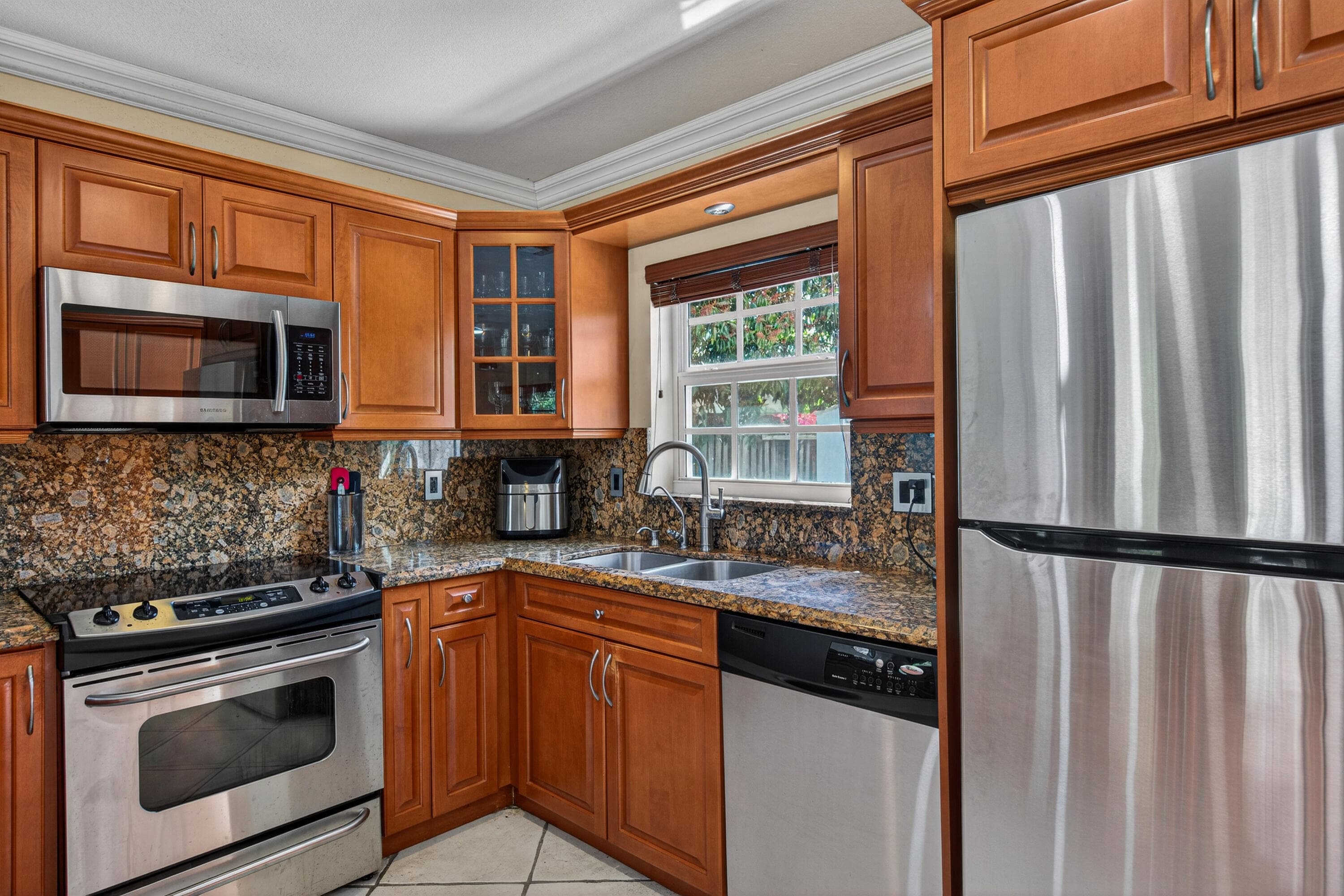 270 NE 42nd Street, Oakland Park, FL 33334 — photo 7 of 31