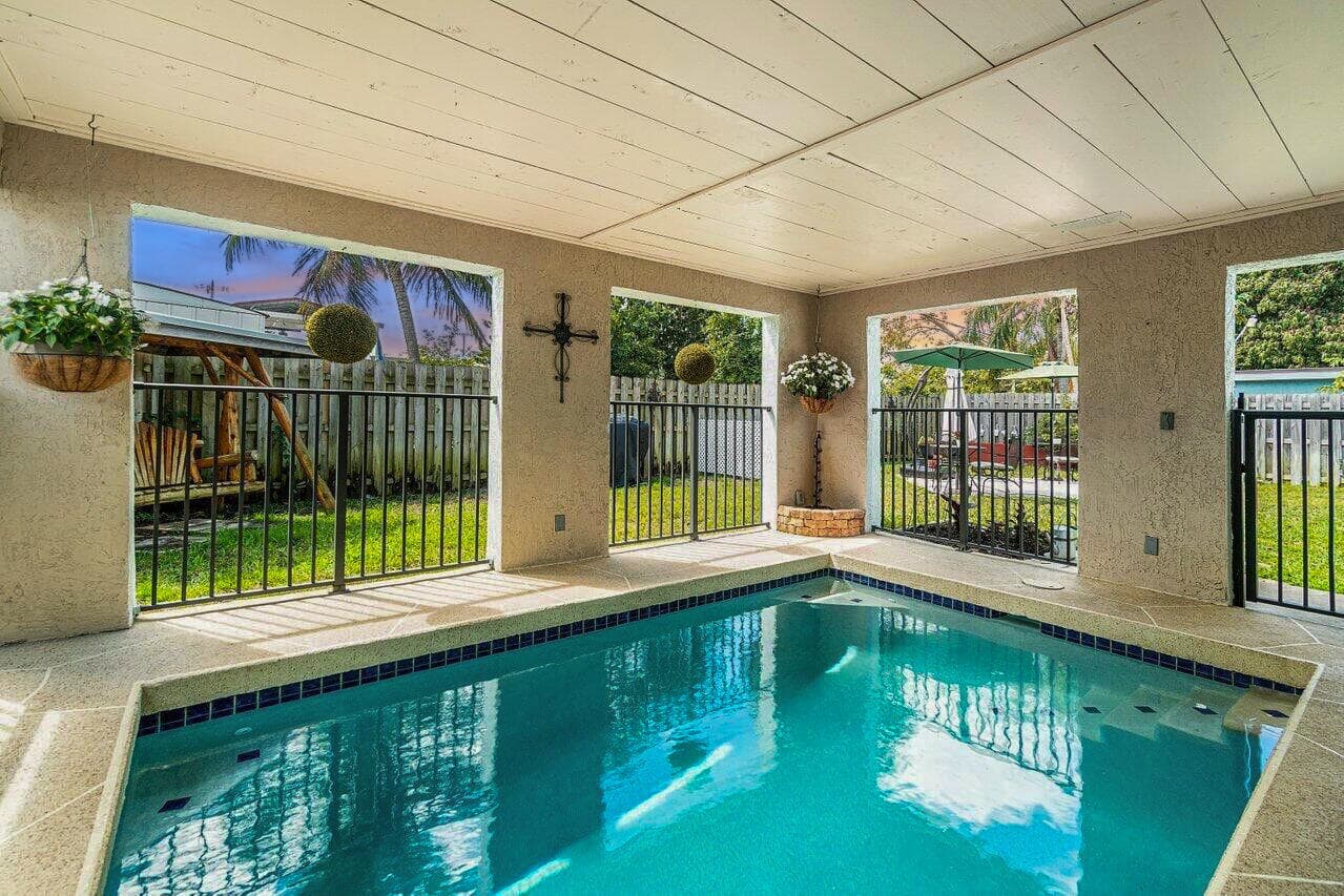 944 Hansen Street, West Palm Beach, FL 33405 — photo 2 of 33