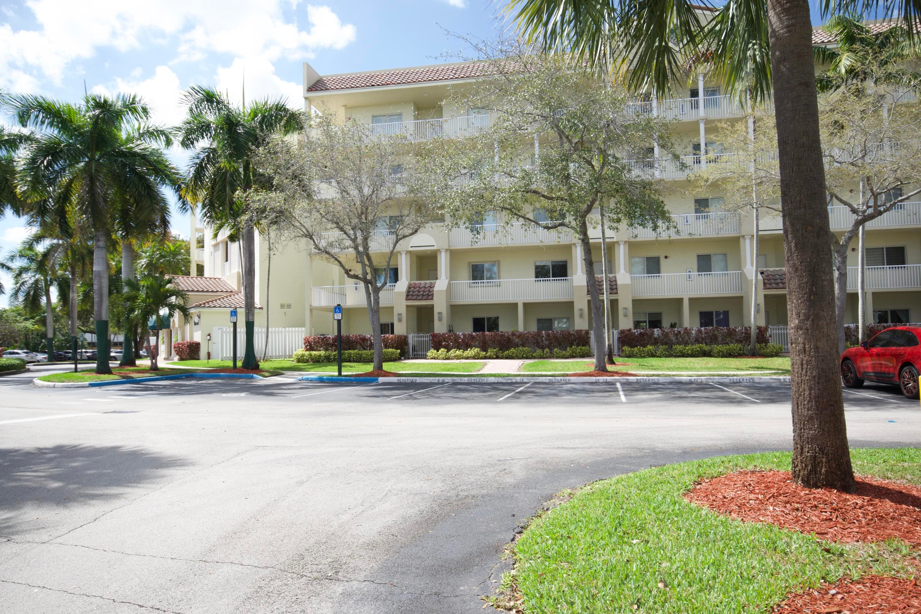 Condominium in Doral — photo 4 of 12