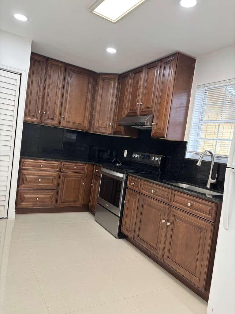 710 Columbus Parkway Fr, Hollywood, FL 33021 — photo 7 of 17