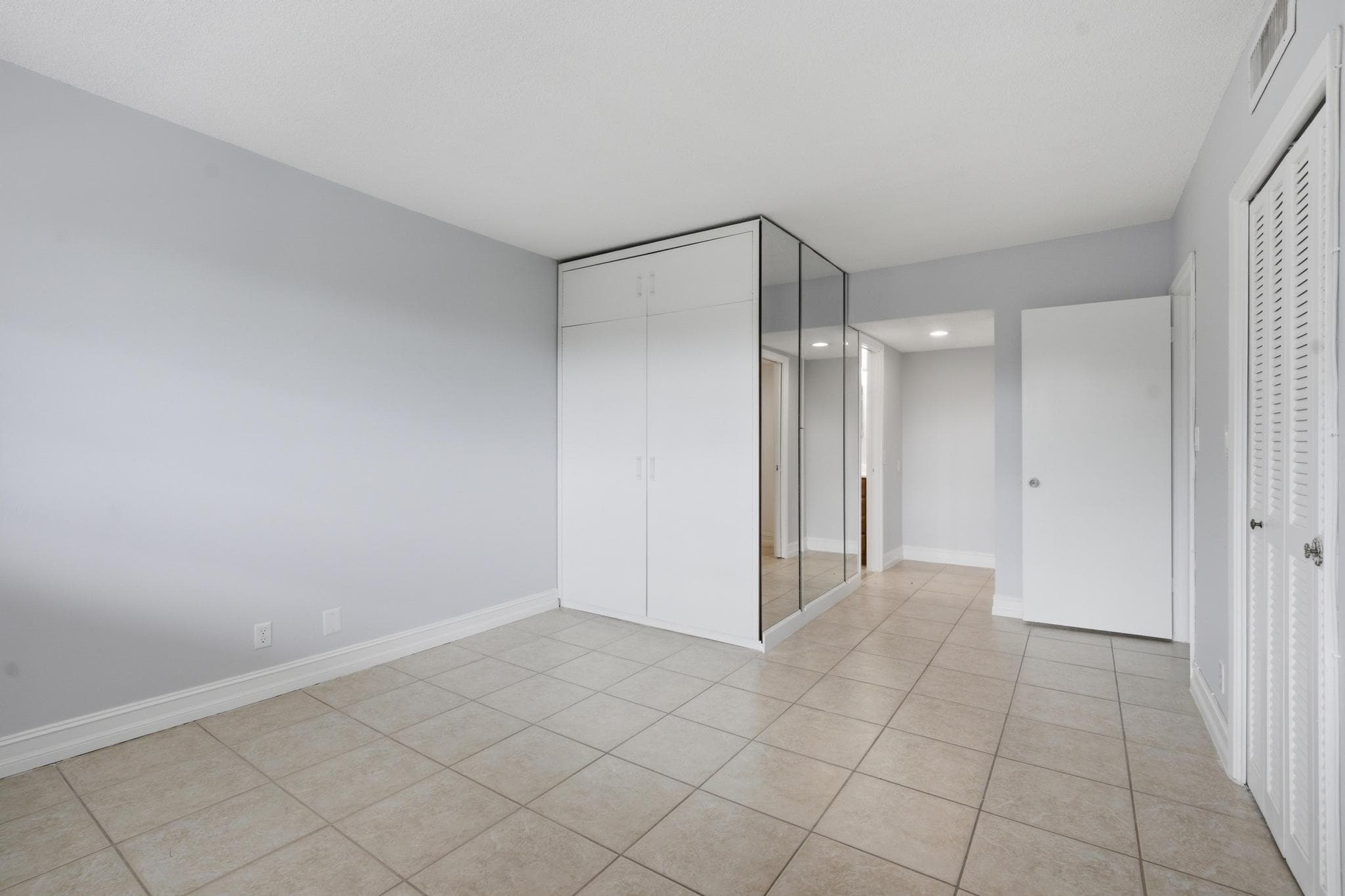 2801 N Palm Aire Drive 402, Pompano Beach, FL 33069 — photo 9 of 23