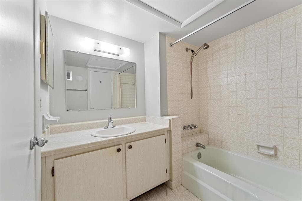 639 W Oakland Park Boulevard 207d, Oakland Park, FL 33311 — photo 13 of 27