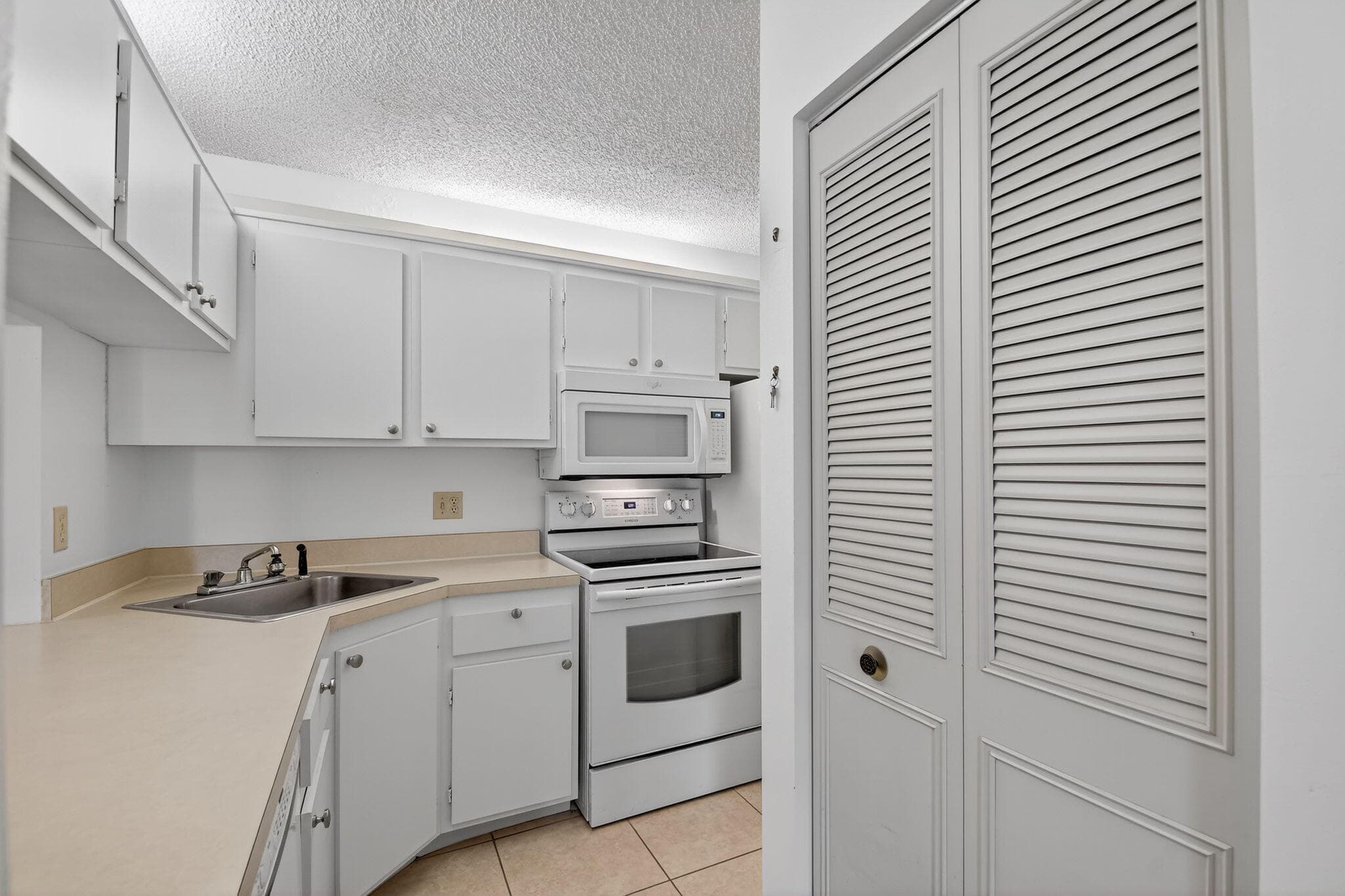 627 Sea Pine Way B2, Greenacres, FL 33415 — photo 5 of 37