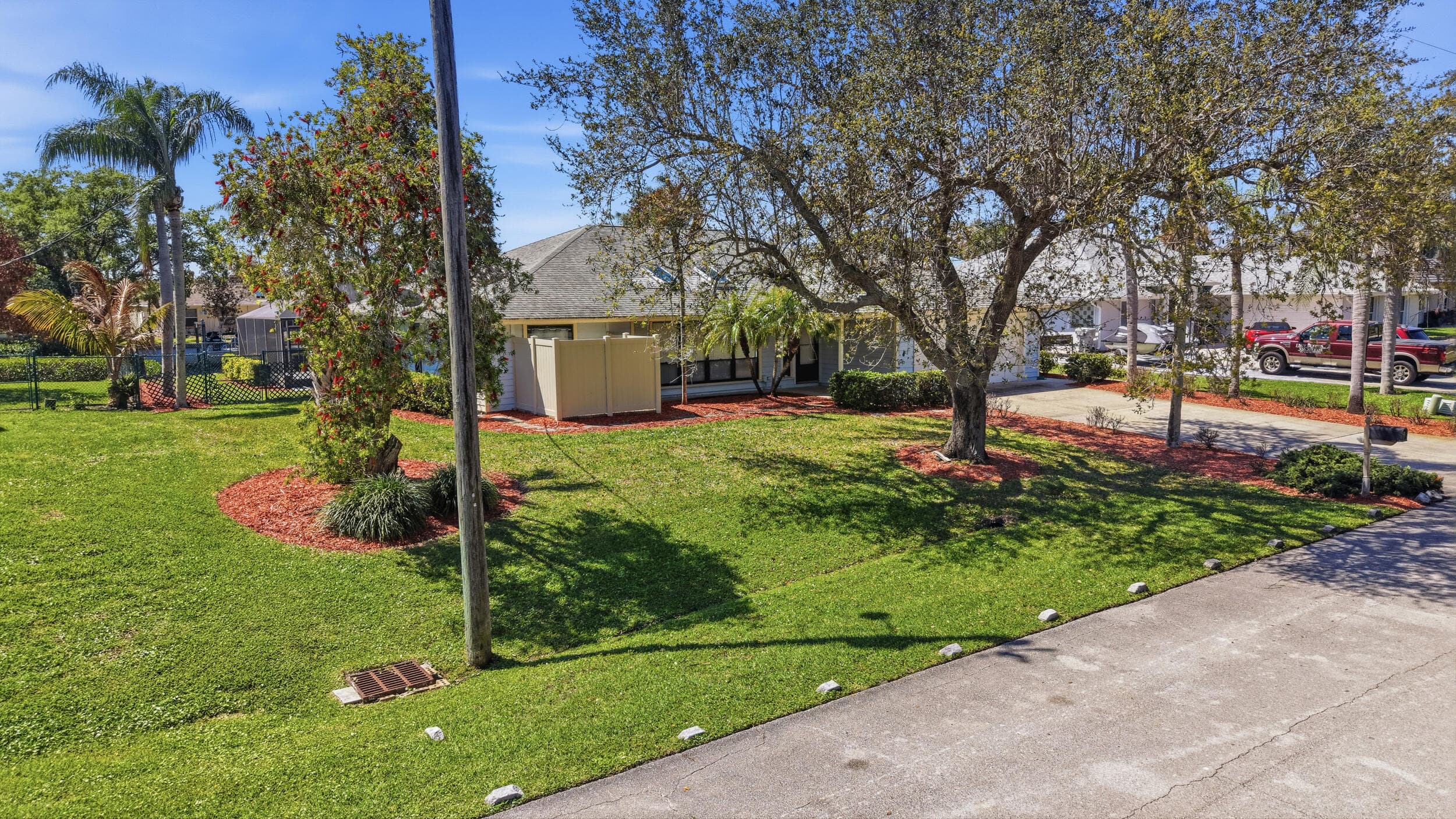 433 SE 12th St Street SE, Vero Beach, FL 32962 — photo 5 of 39