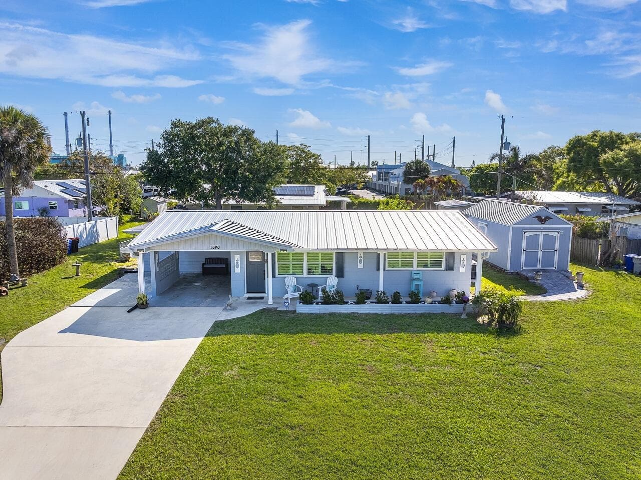 1640 4th Avenue, Vero Beach, FL 32960 — photo 1 of 39