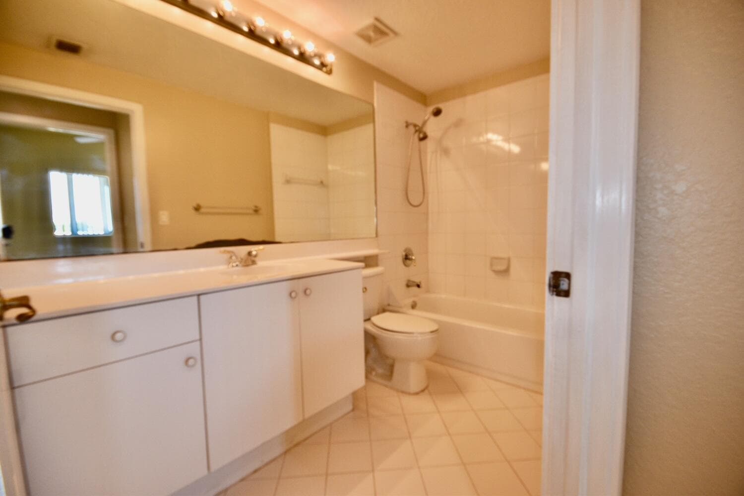 Condominium in Doral — photo 8 of 12