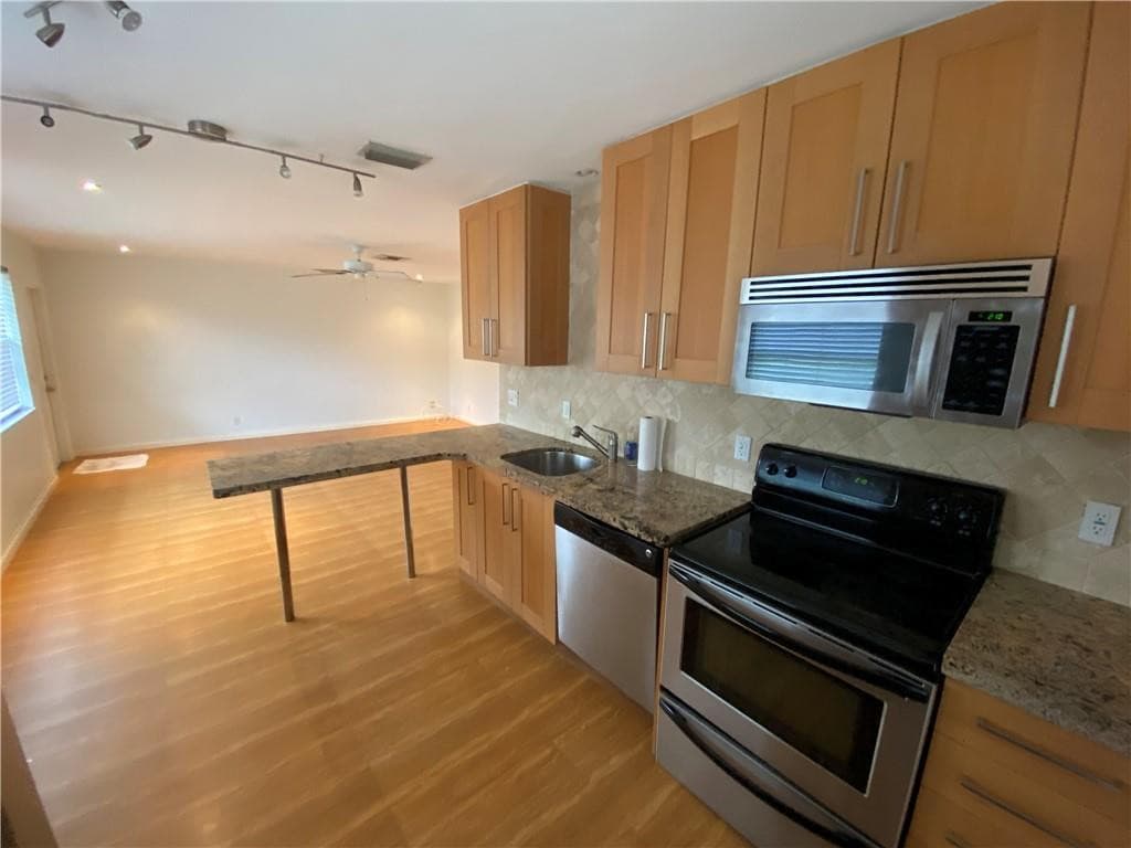 713 SE 18th Street, Fort Lauderdale, FL 33316 — photo 3 of 9
