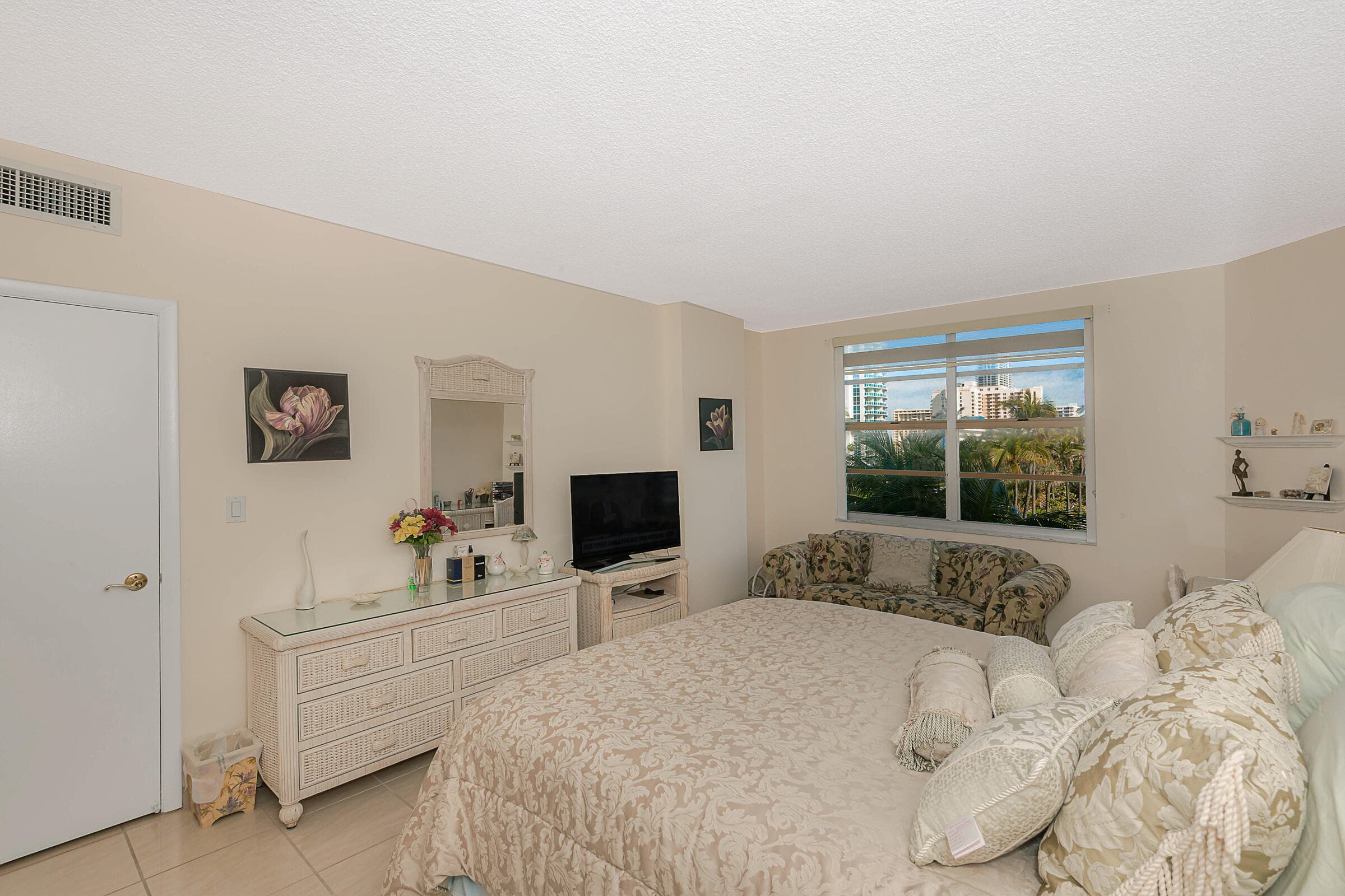 Condominium in Hallandale Beach — photo 6 of 22
