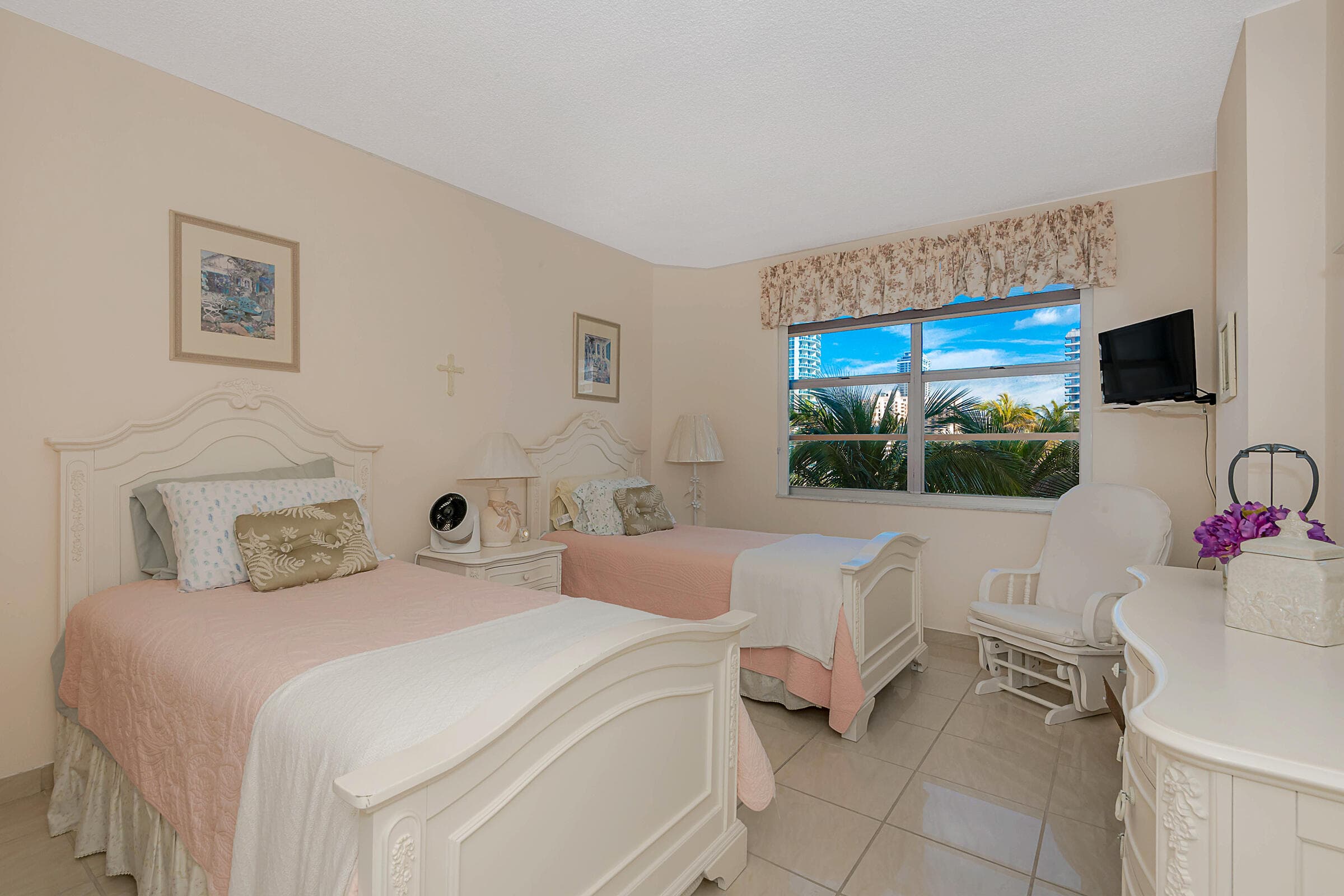 Condominium in Hallandale Beach — photo 9 of 22