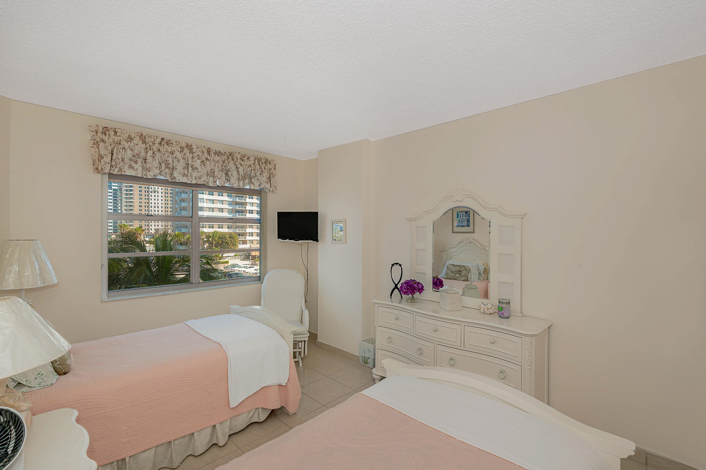 Condominium in Hallandale Beach — photo 10 of 22