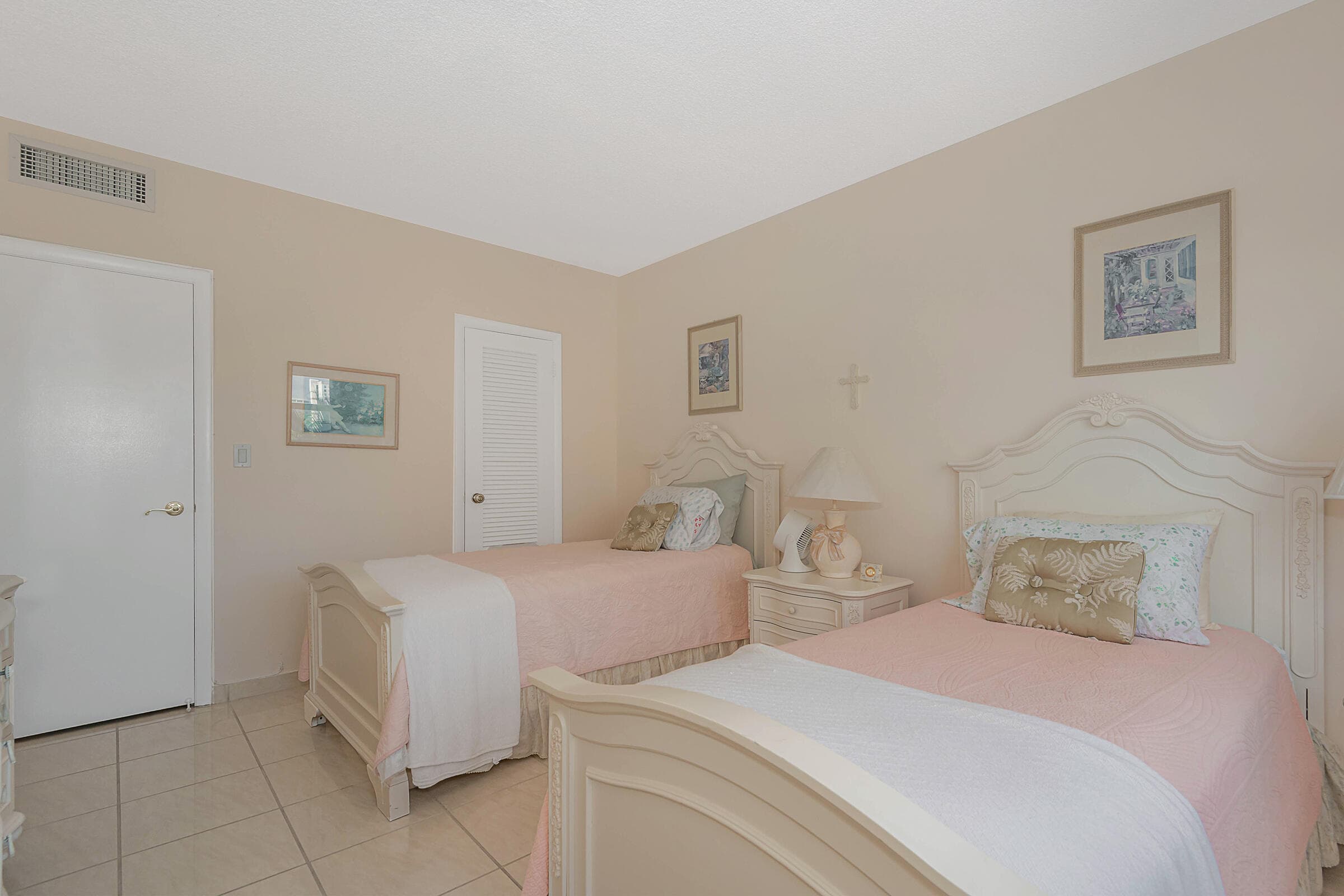Condominium in Hallandale Beach — photo 11 of 22
