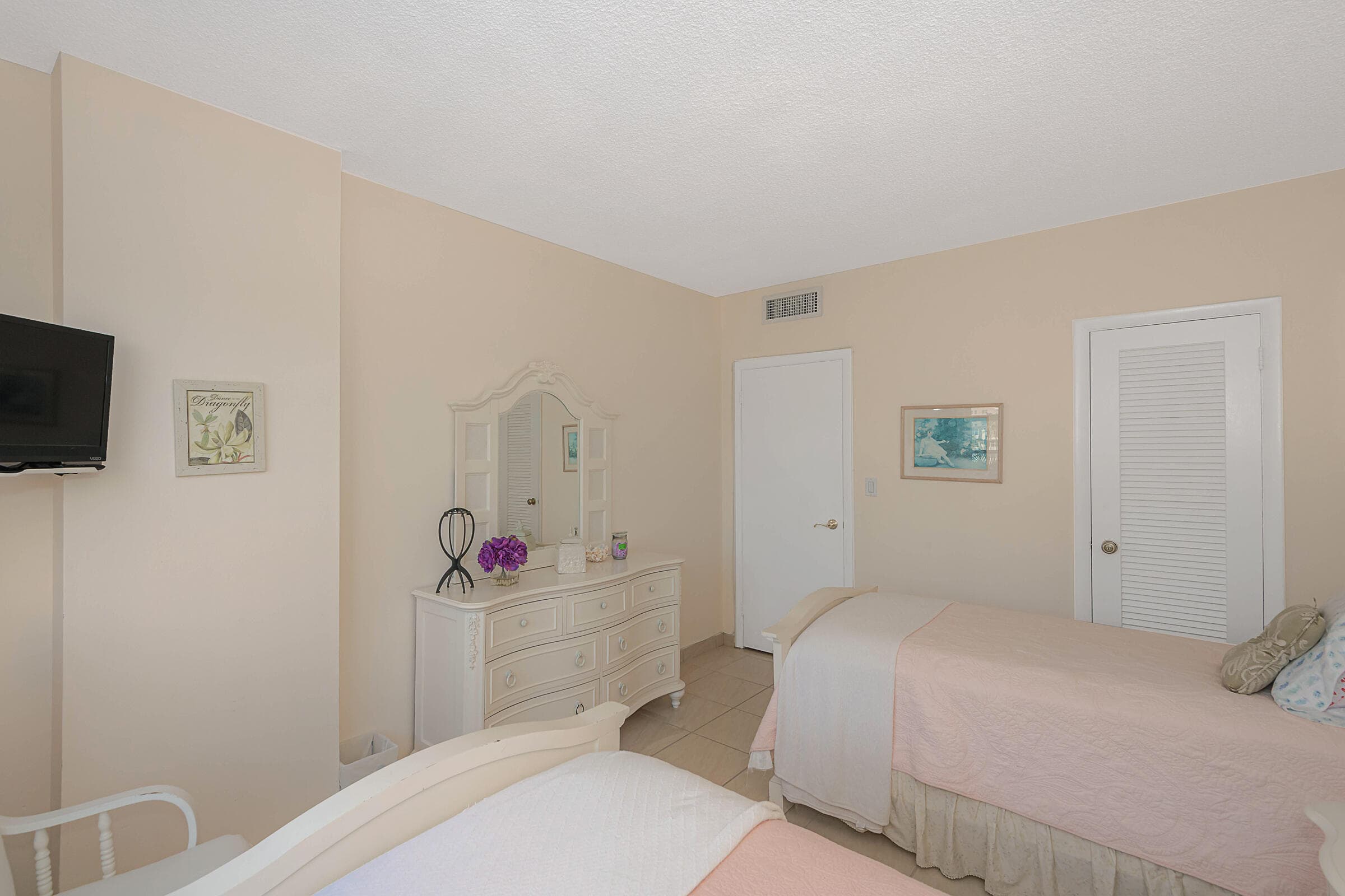 Condominium in Hallandale Beach — photo 12 of 22