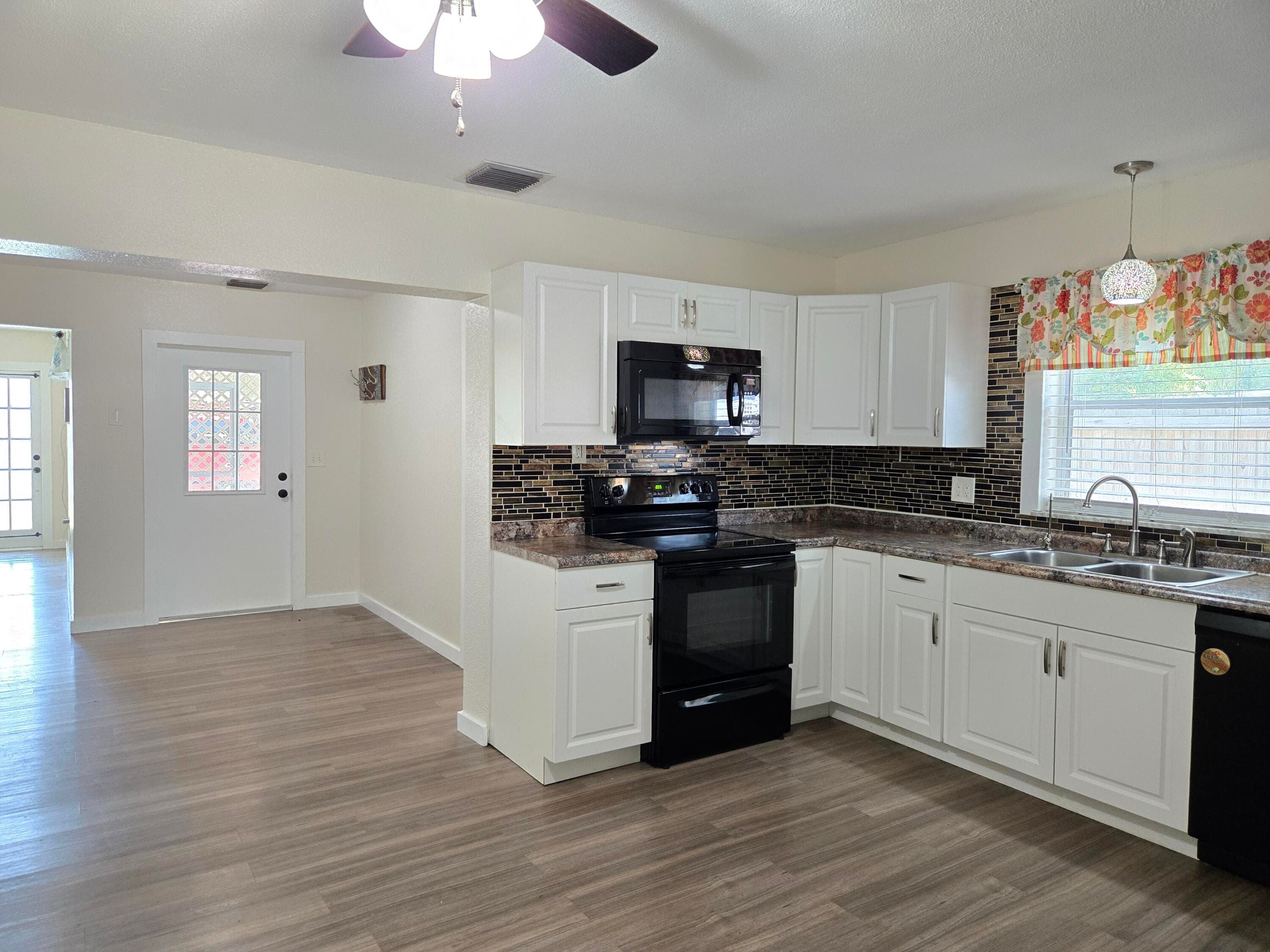 330 Barraclough Street, Fort Pierce, FL 34982 — photo 6 of 25