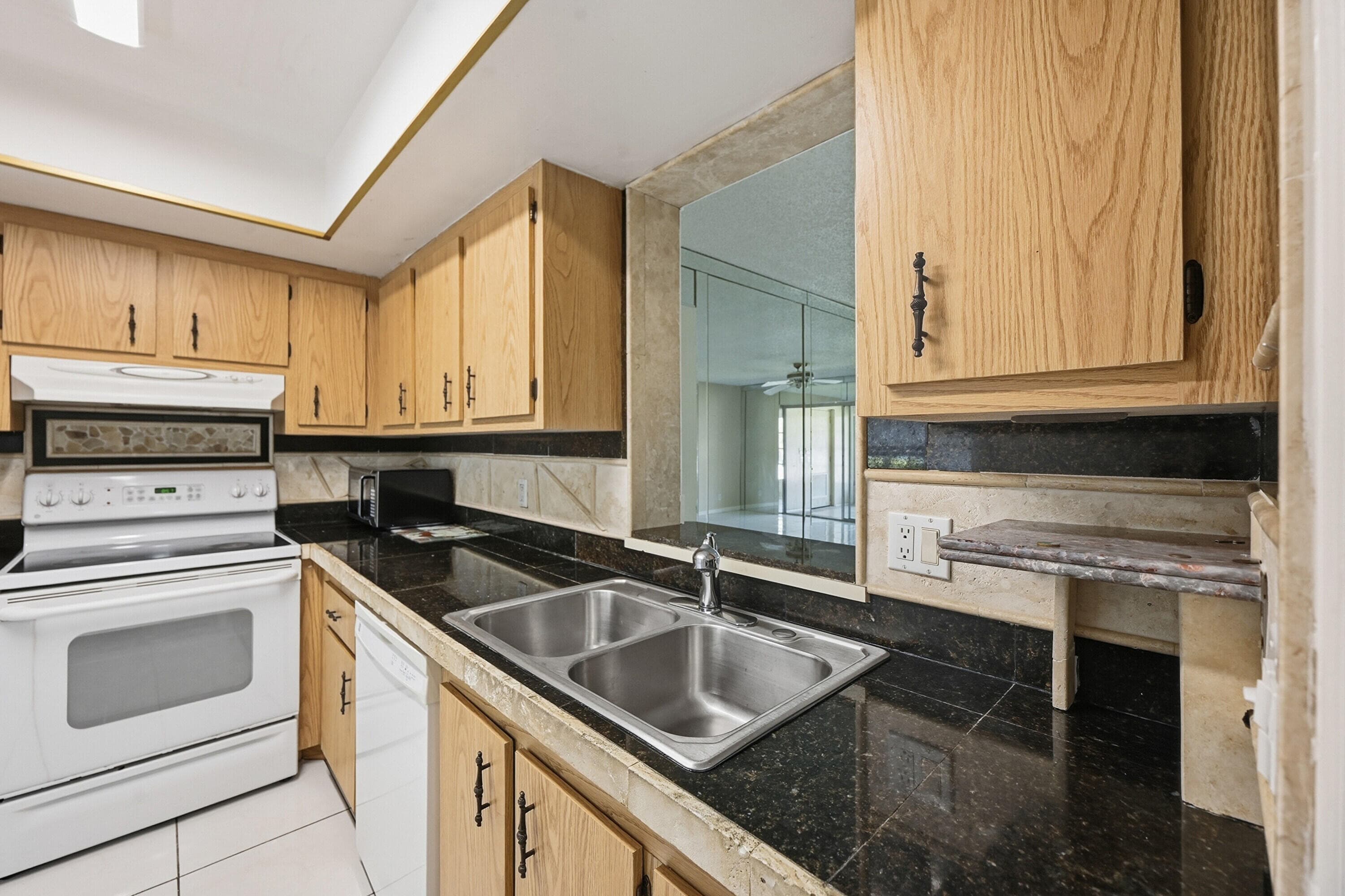6525 S Oriole Boulevard, Delray Beach, FL 33446 — photo 4 of 29