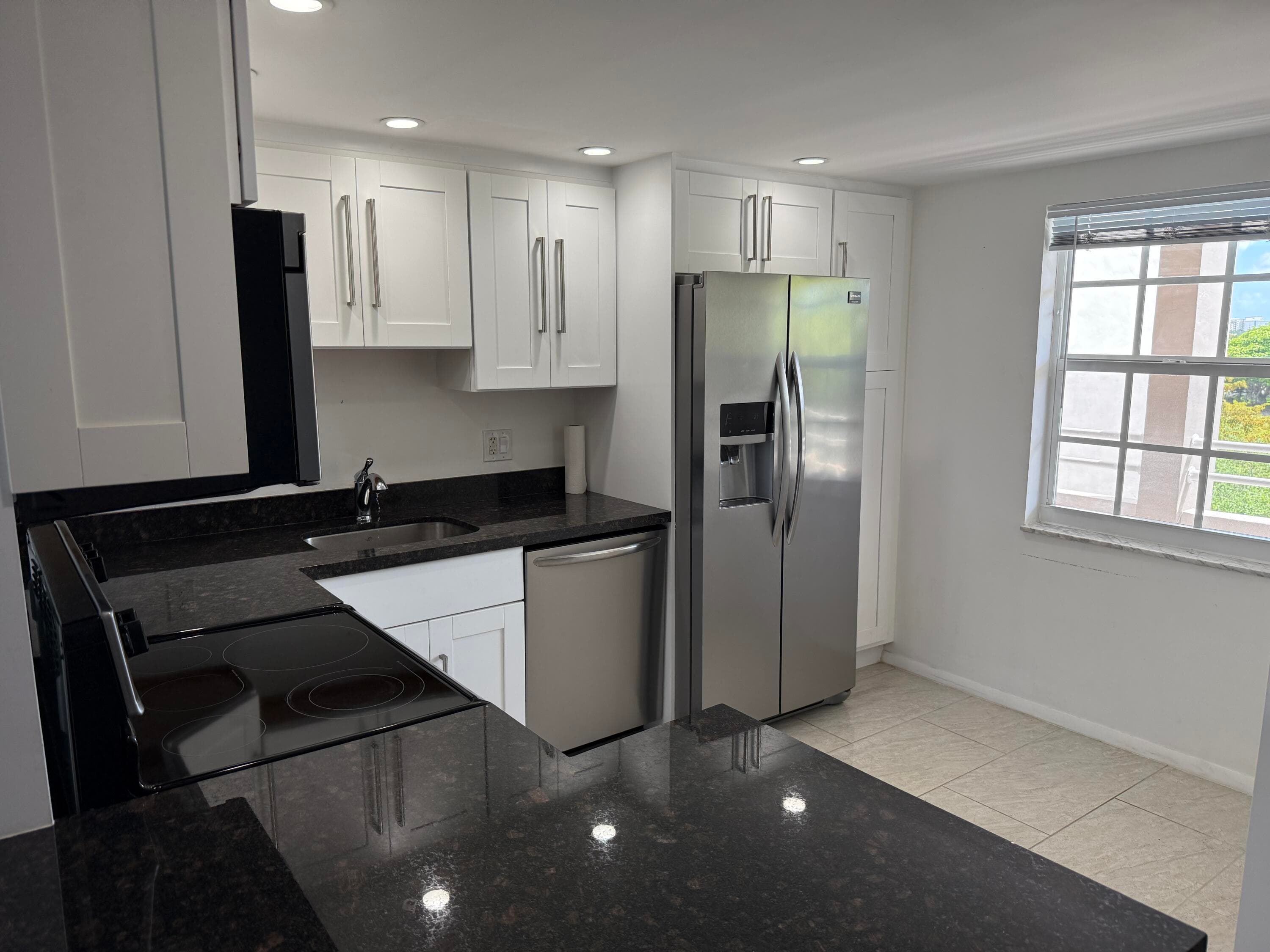 605 Oaks Drive 602, Pompano Beach, FL 33069 — photo 5 of 13