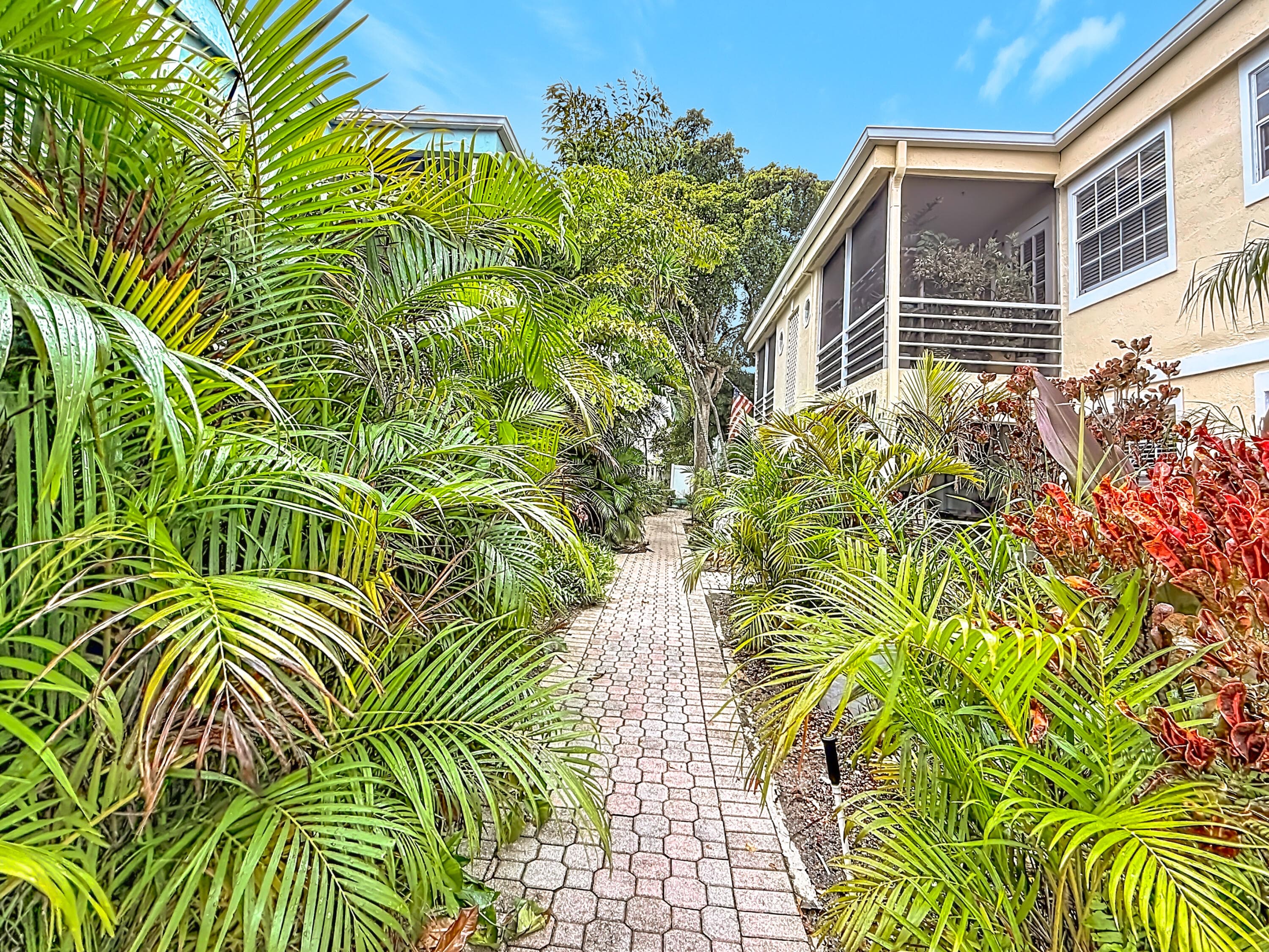 305 SE 11th Avenue D, Pompano Beach, FL 33060 — photo 1 of 25