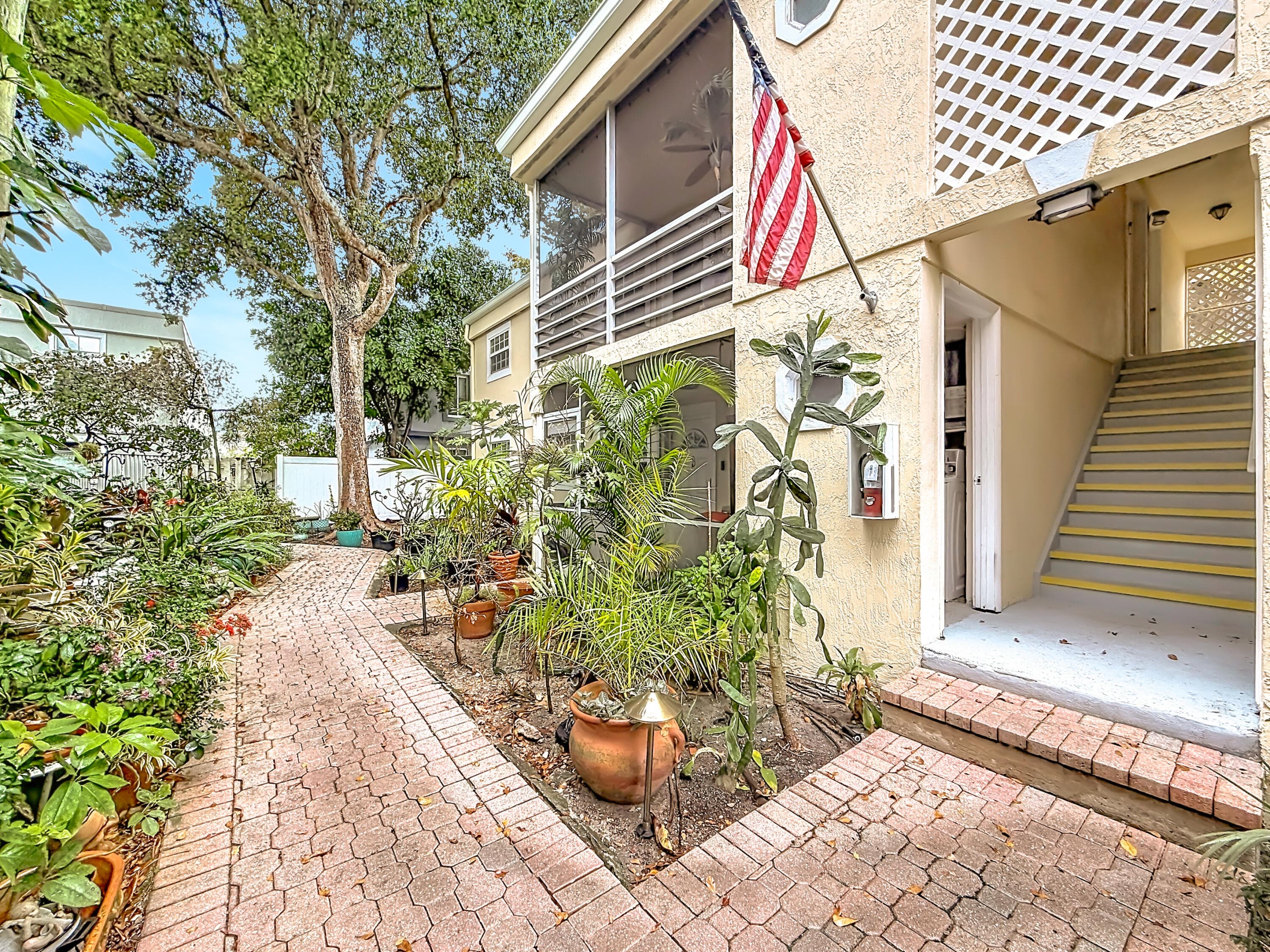 305 SE 11th Avenue, Pompano Beach, FL 33060 — photo 2 of 25