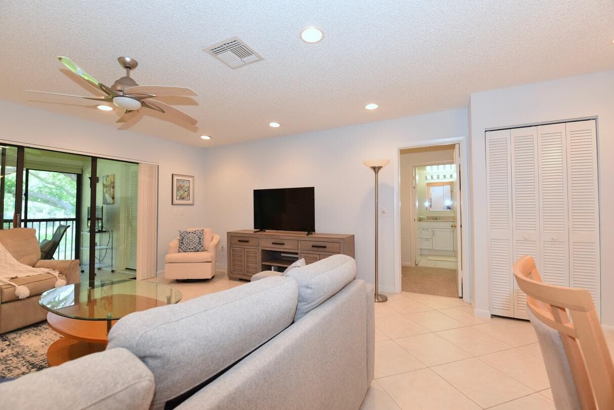17 E Stratford Dr Drive E F, Boynton Beach, FL 33436 — photo 4 of 46